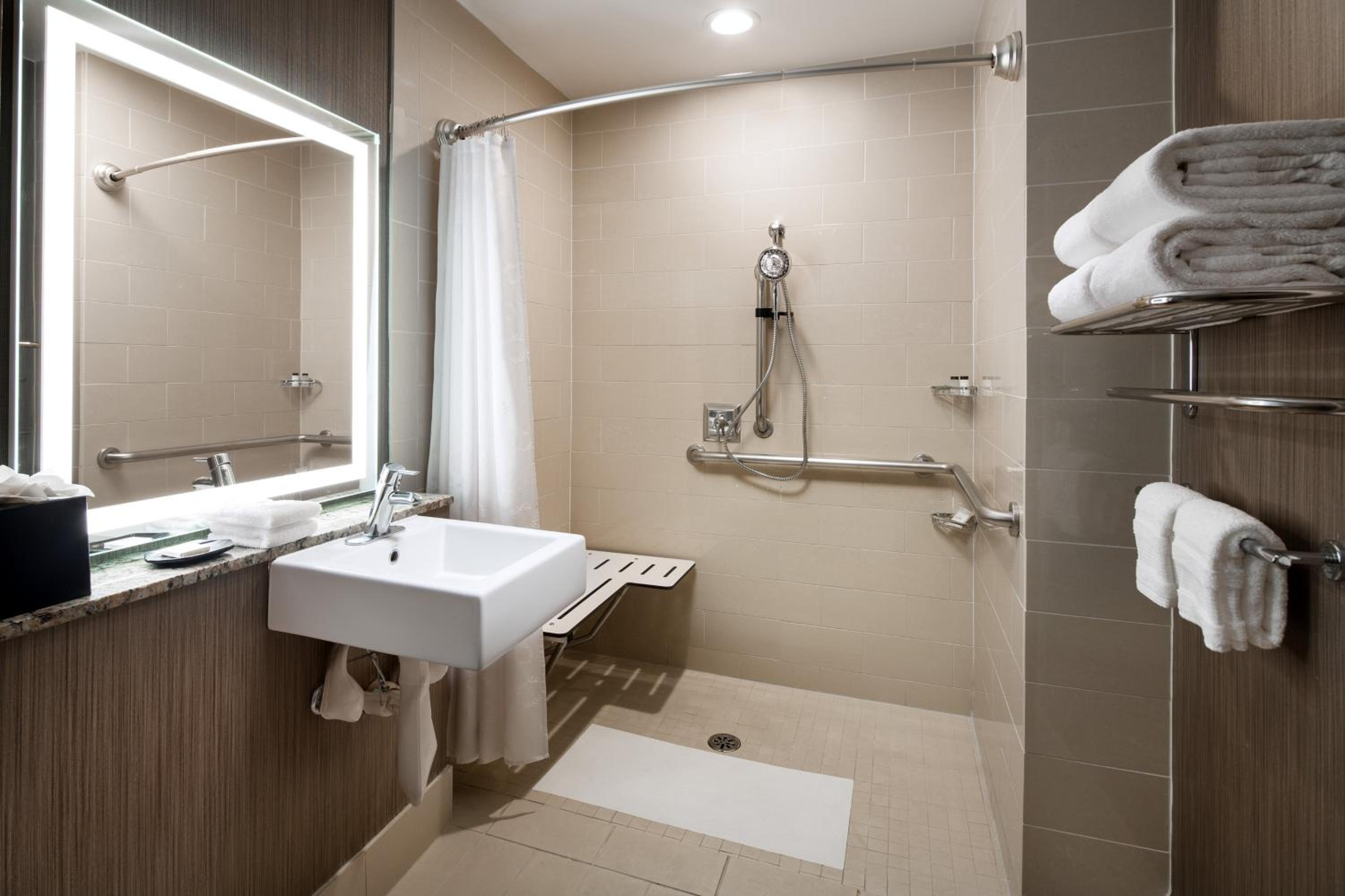 King Room with Adapted Tub - Mobility Accessible - Photo 2