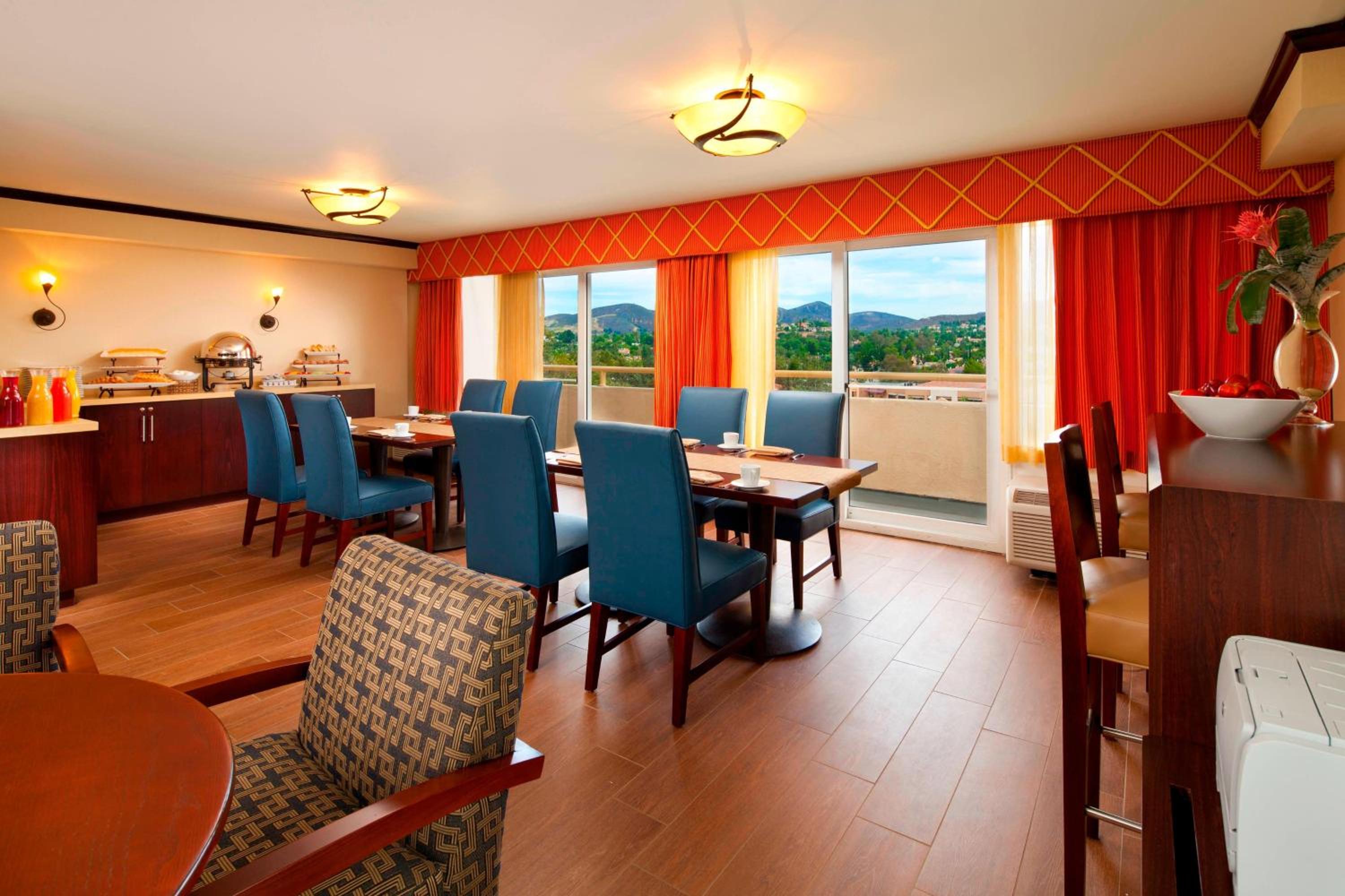 Club lounge access, Guest room, 1 King, Balcony - Photo 7