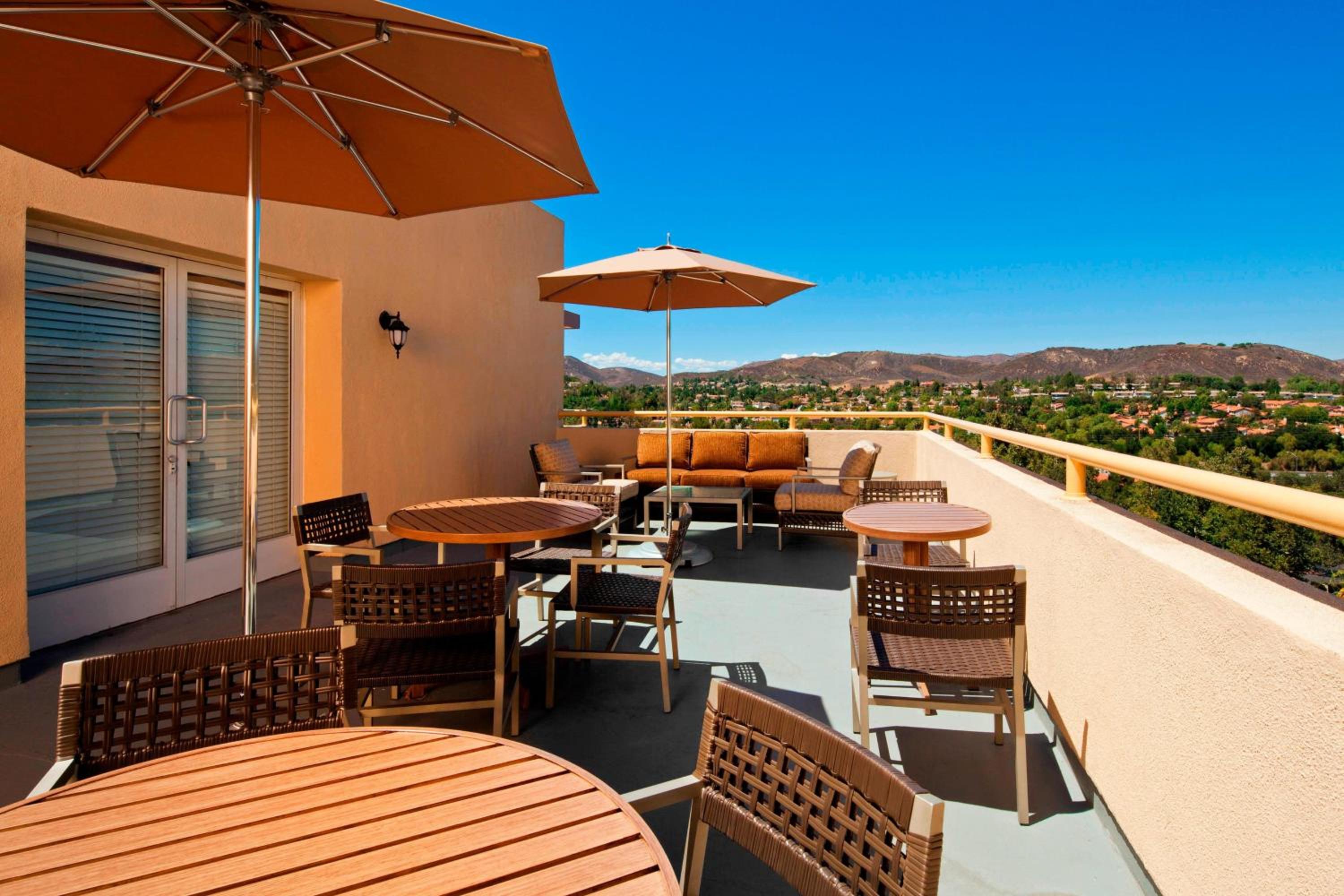 Club lounge access, Guest room, 1 King, Balcony - Photo 3