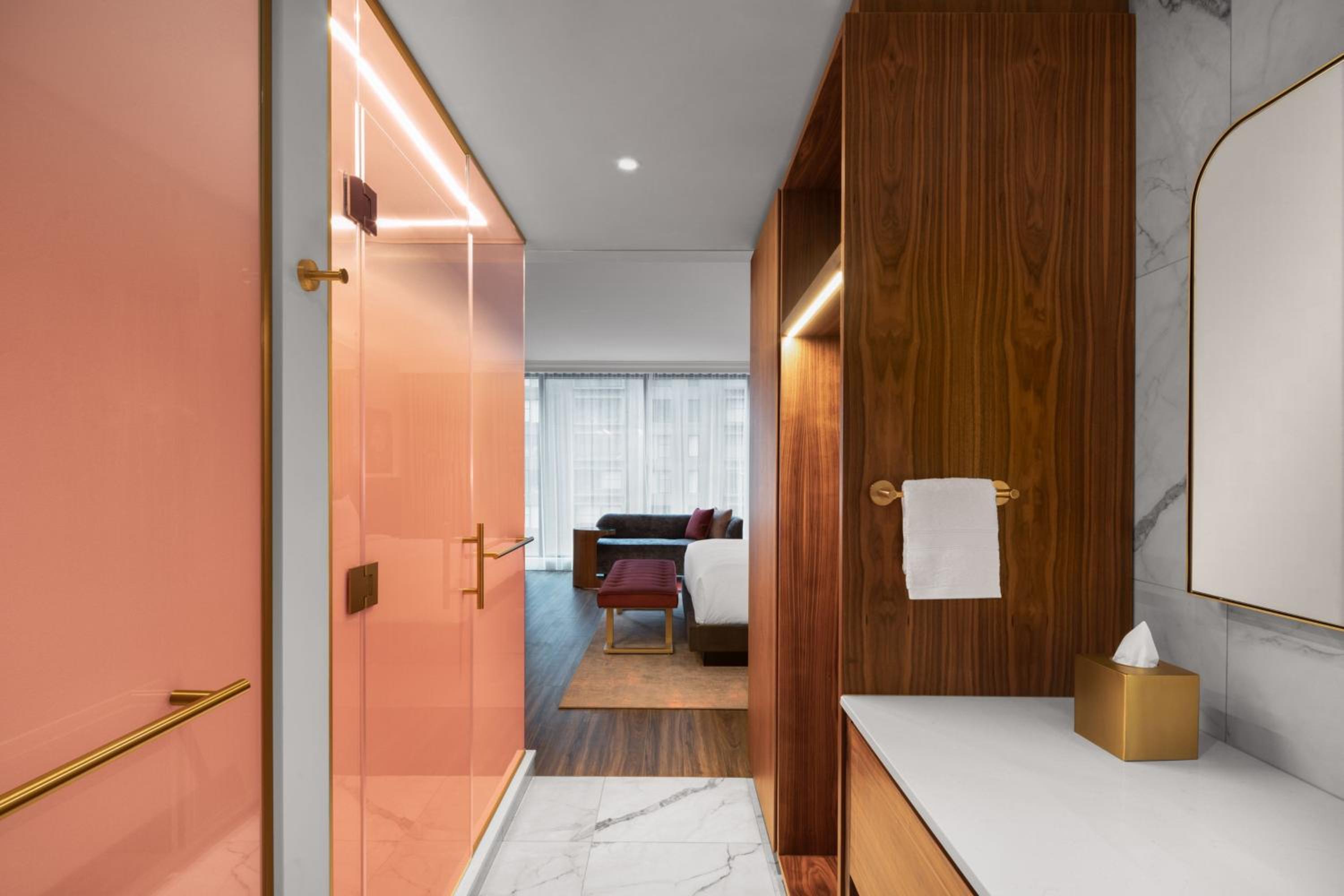King Suite with City View thumbnail 5