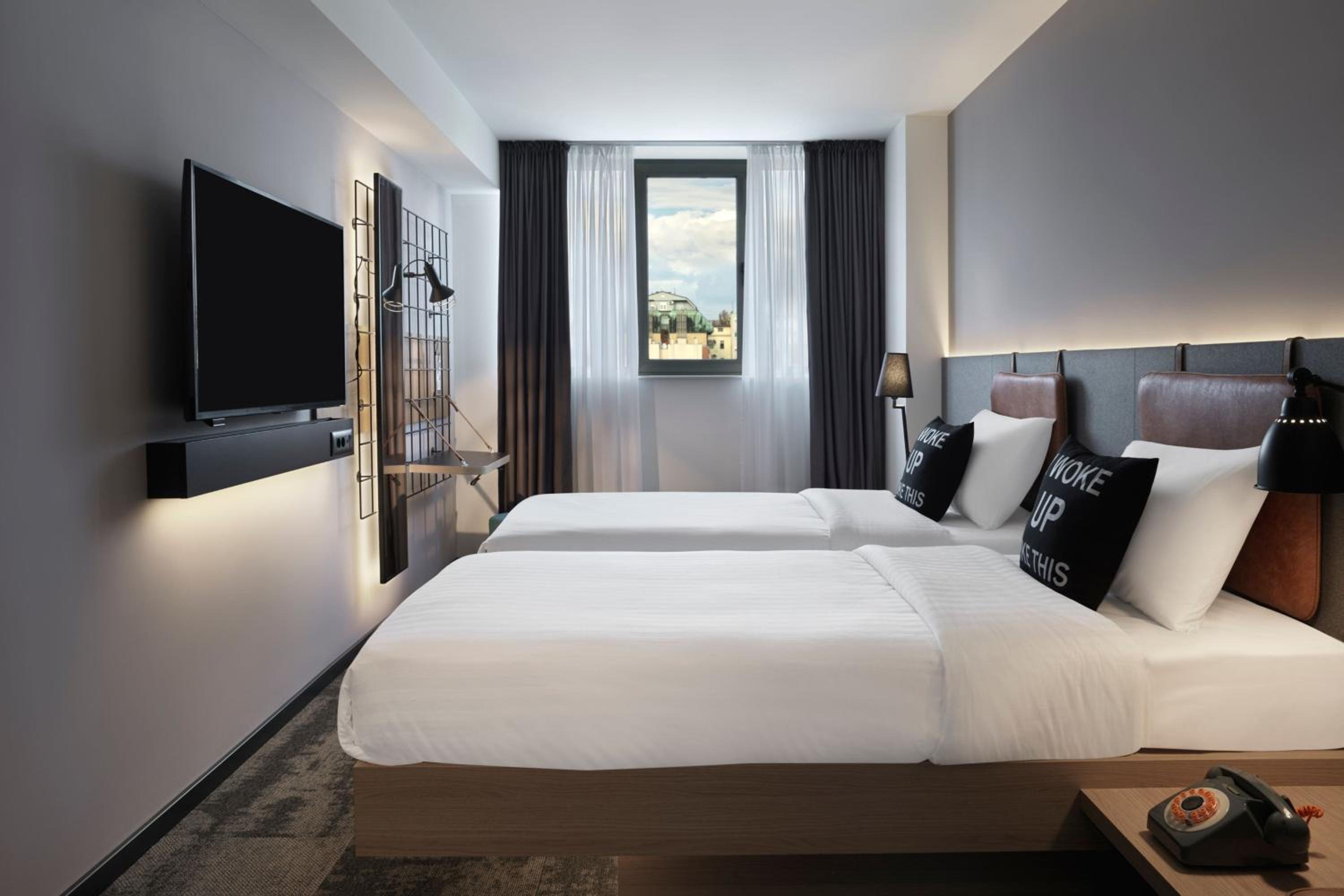 Playful Twin Room with City View - Photo 1