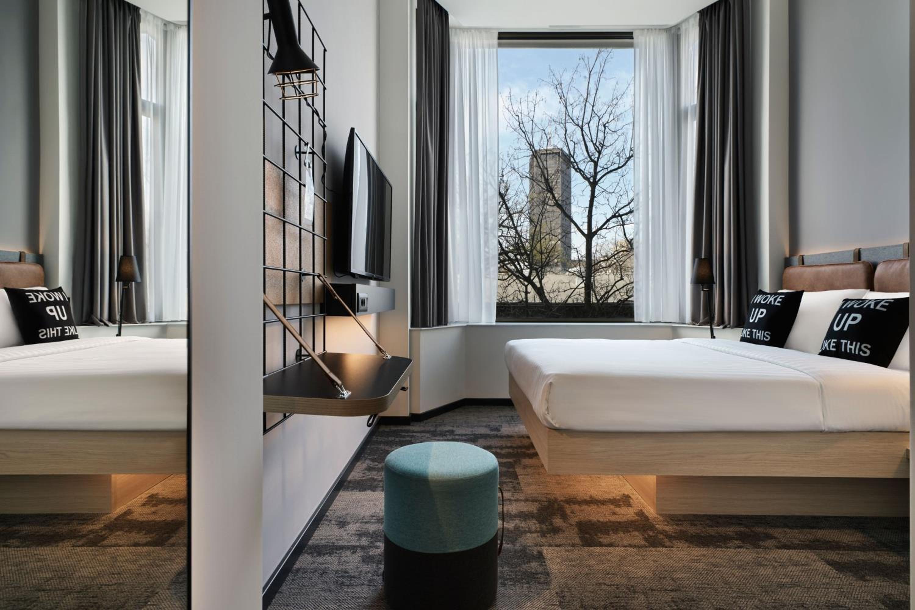 Queen Room with City View - Photo 4