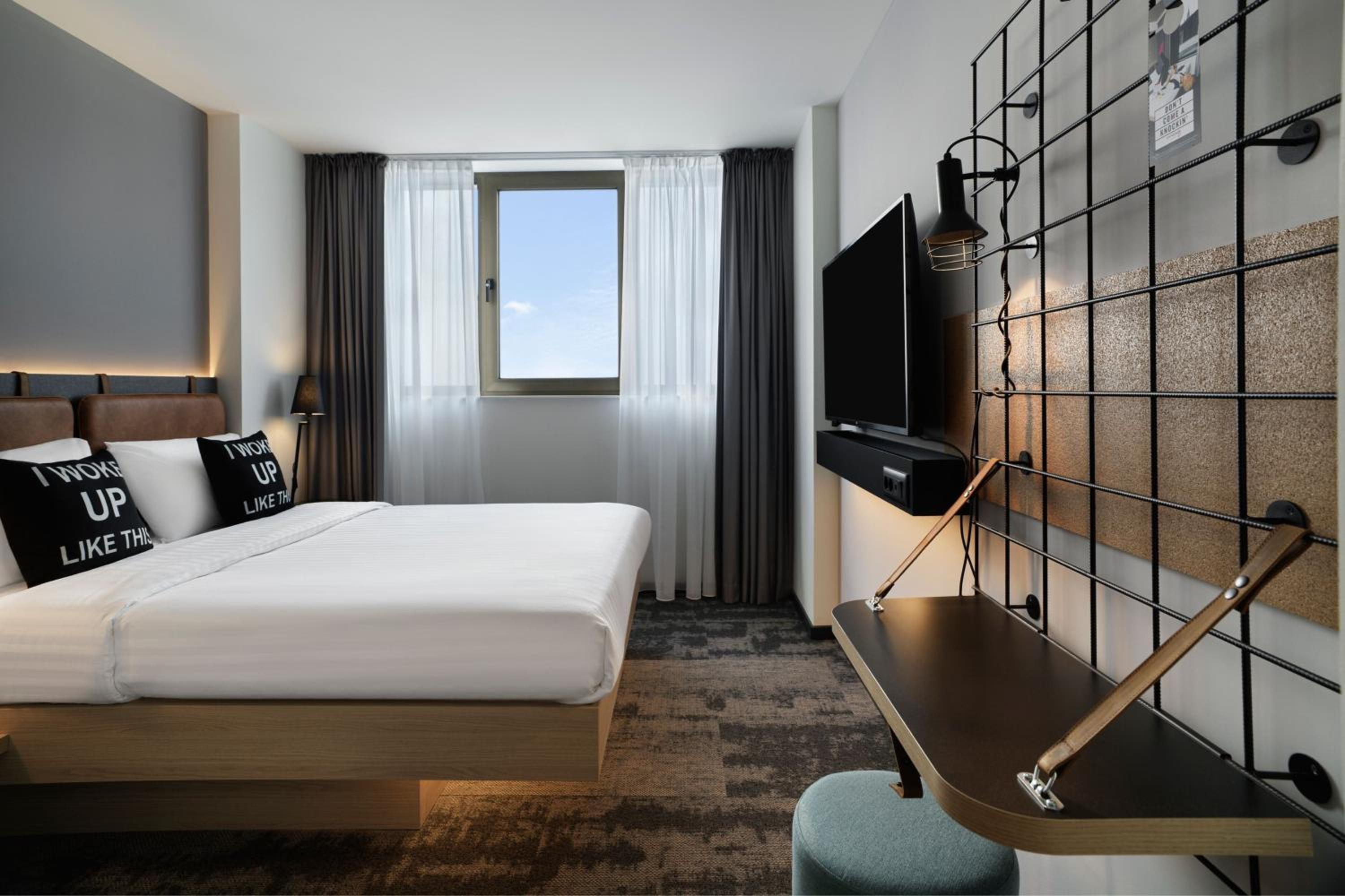 Queen Room with Courtyard View - Photo 4