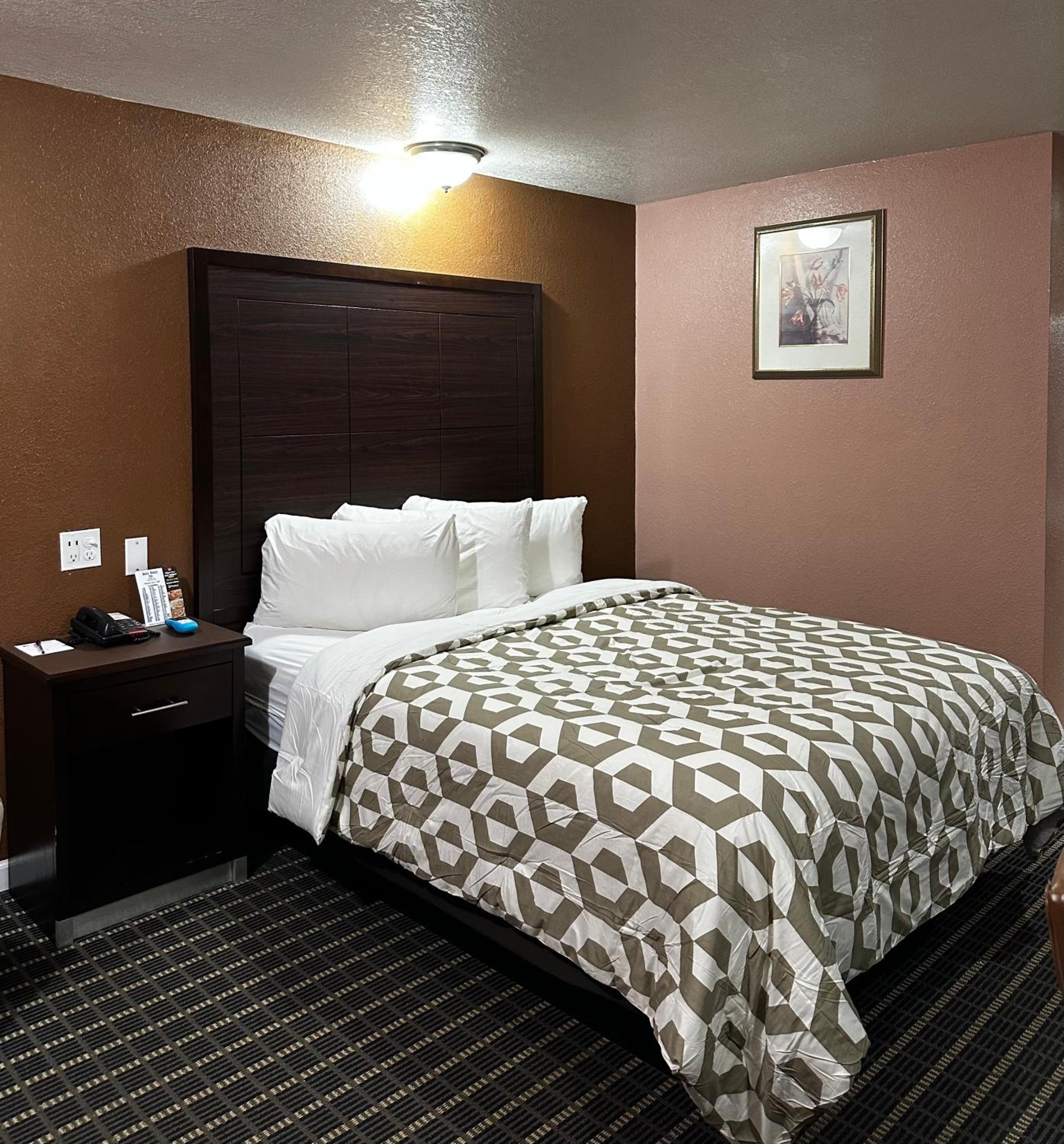 Queen Room with One Queen Bed - Photo 4