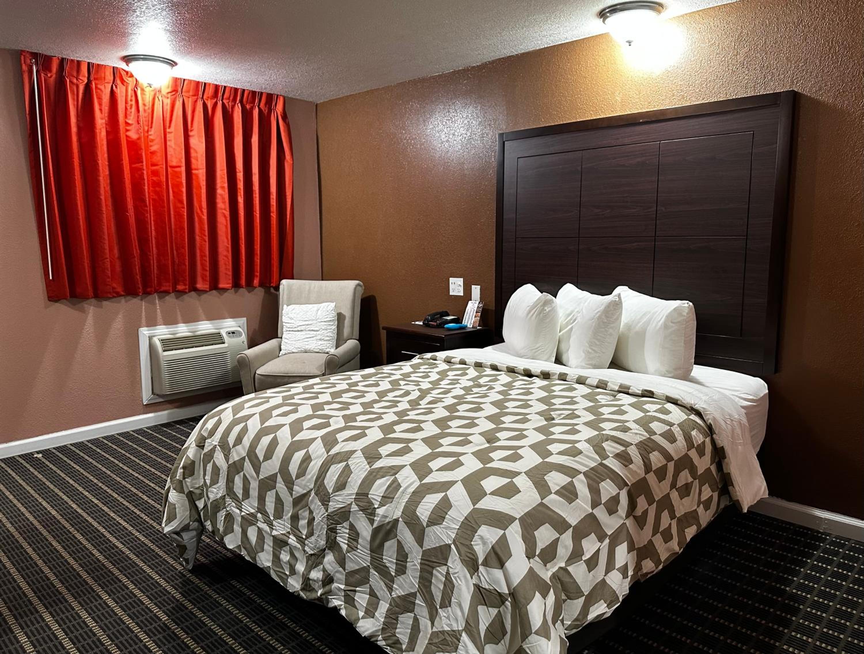 Queen Room with One Queen Bed - Photo 3