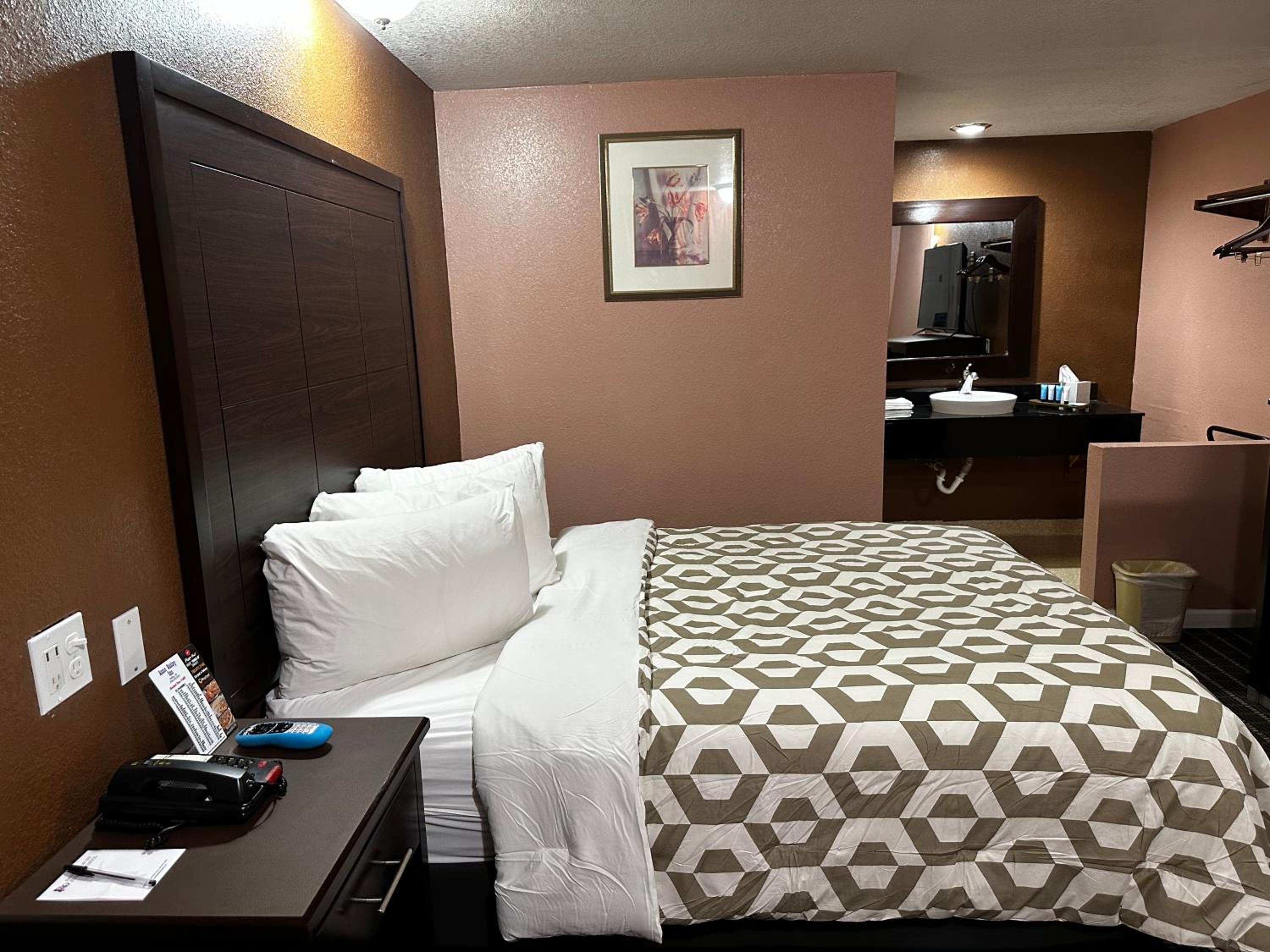 Queen Room with One Queen Bed - Photo 1