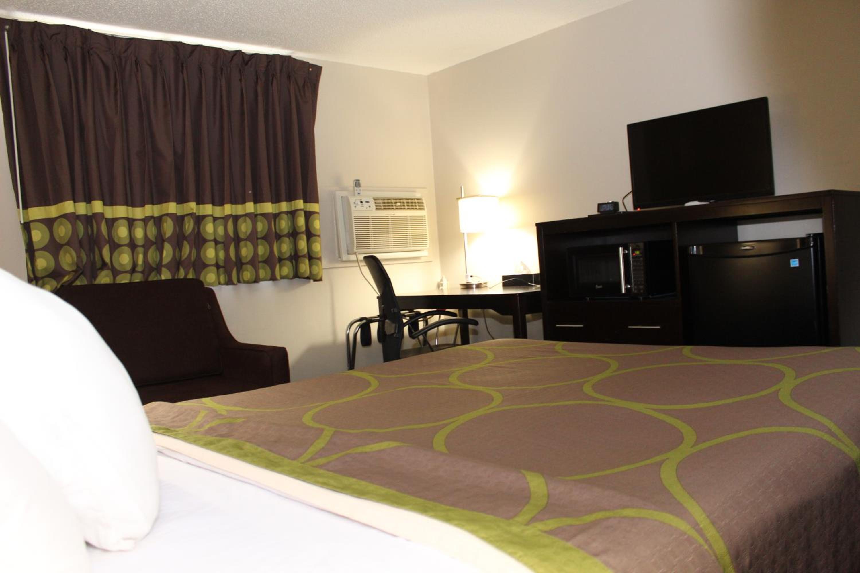 Queen Room - Non-Smoking - Photo 21