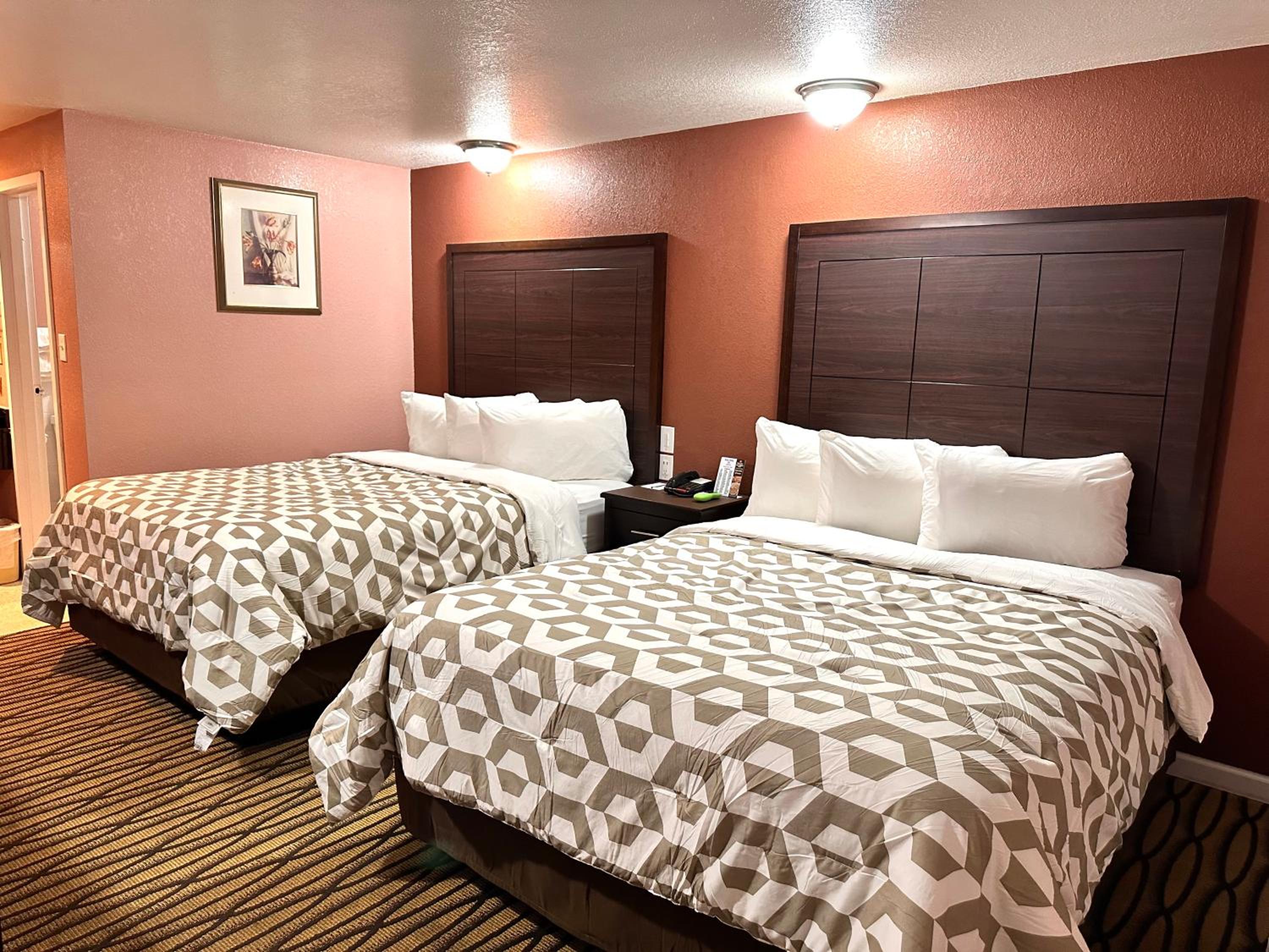 Queen Room with Two Queen Beds - Photo 5