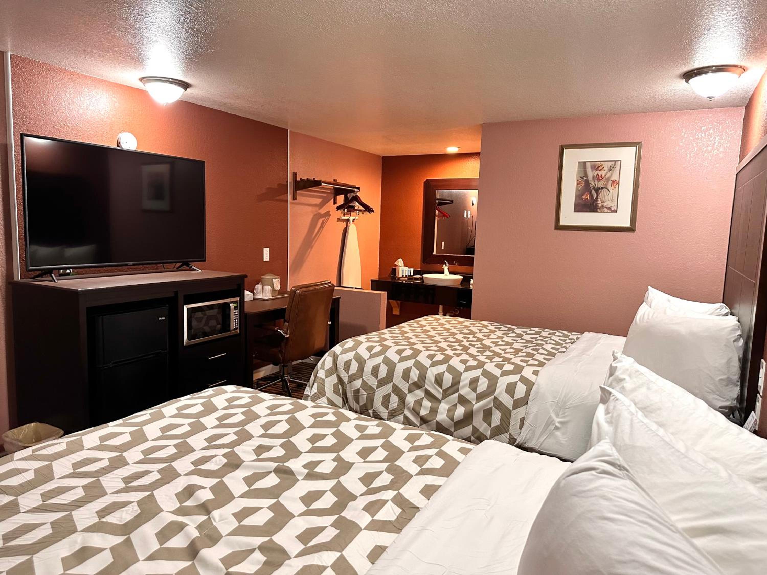 Queen Room with Two Queen Beds - Photo 2