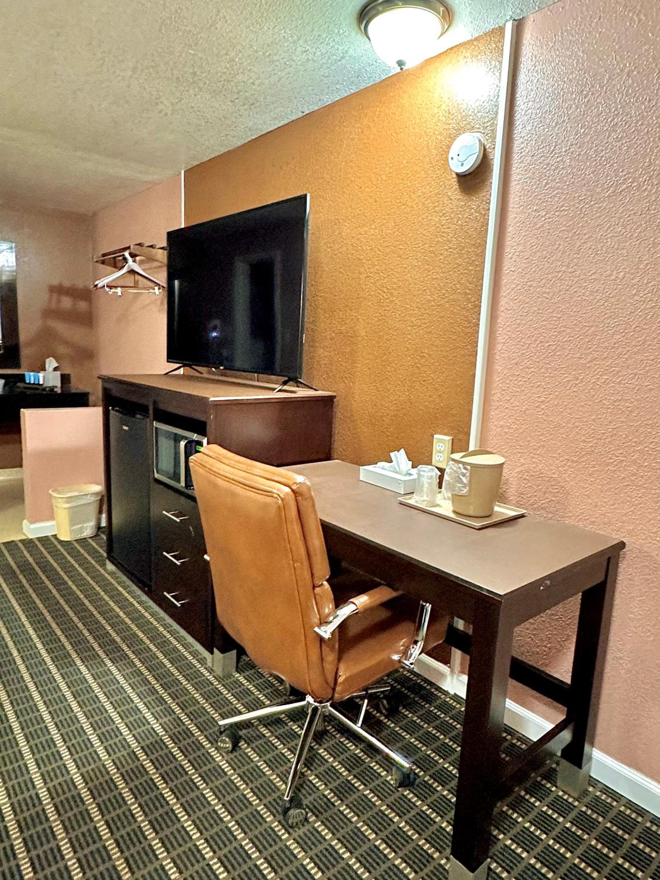 Queen Room with Two Queen Beds - Photo 8