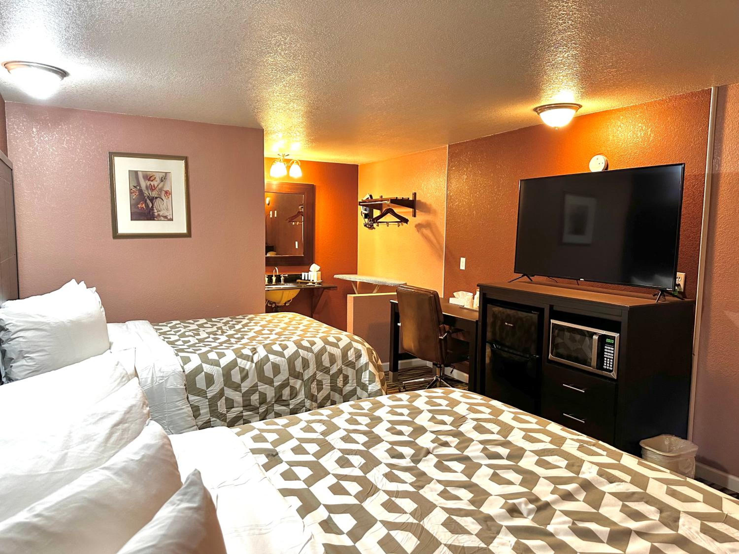 Queen Room with Two Queen Beds - Photo 1