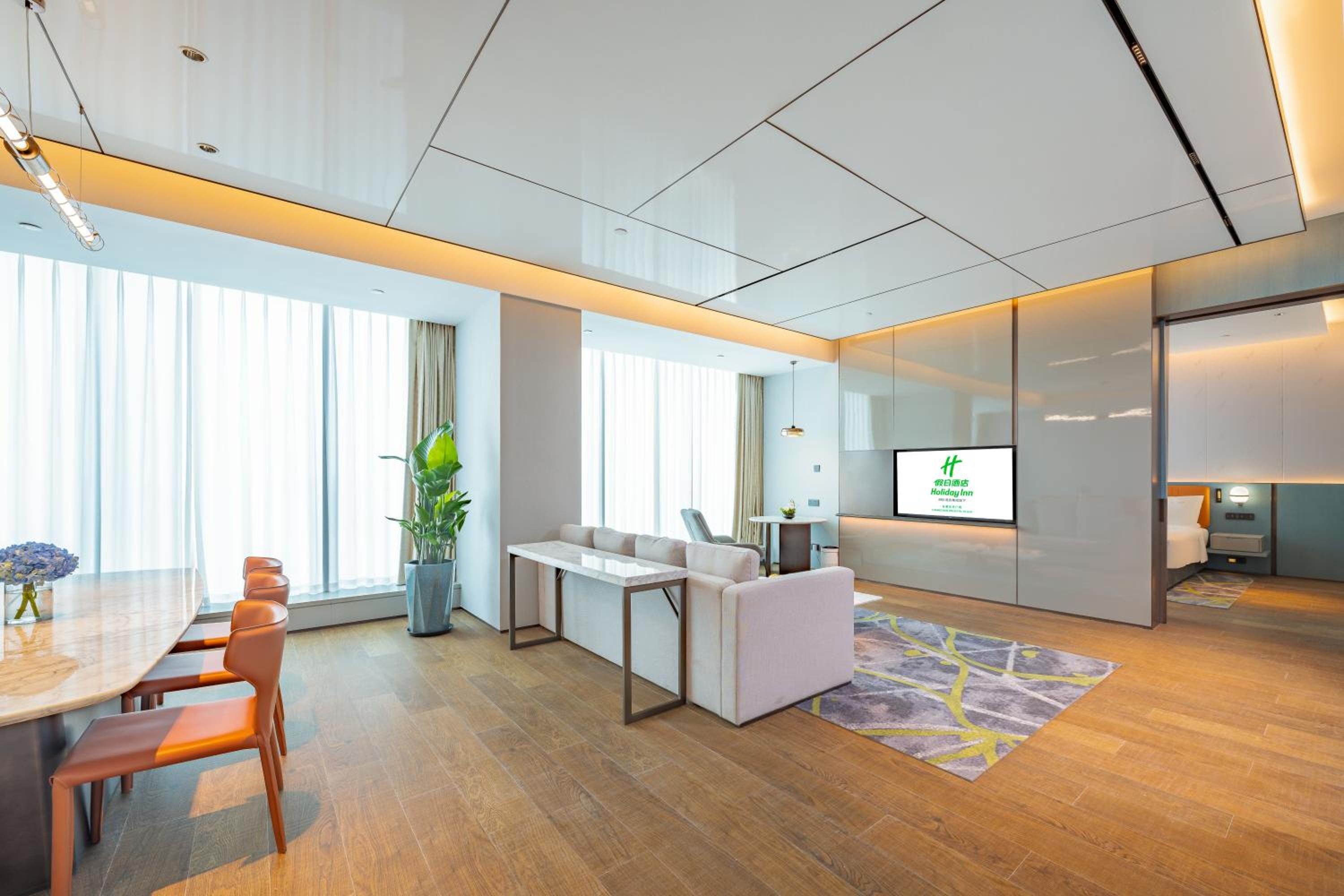 One-Bedroom King Suite with Kitchen