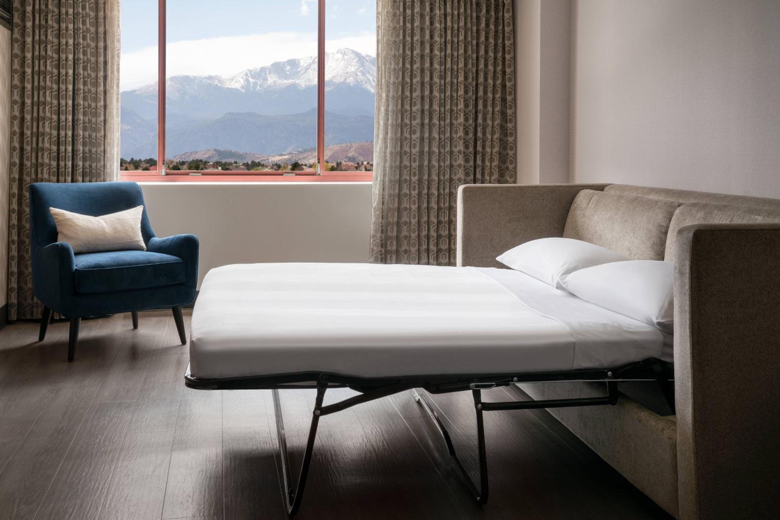 Mountain View Corner Concierge lounge access, Guest room - Photo 2