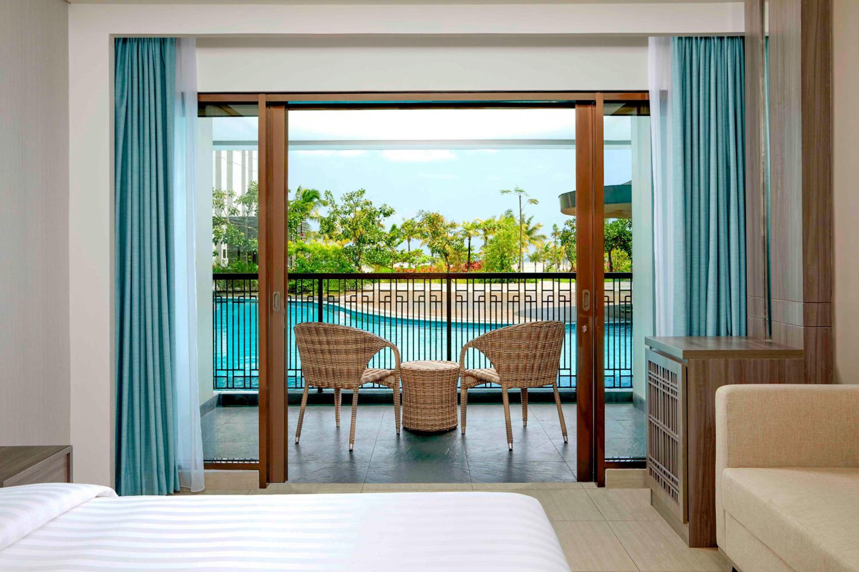 King Room with Pool View photo 2