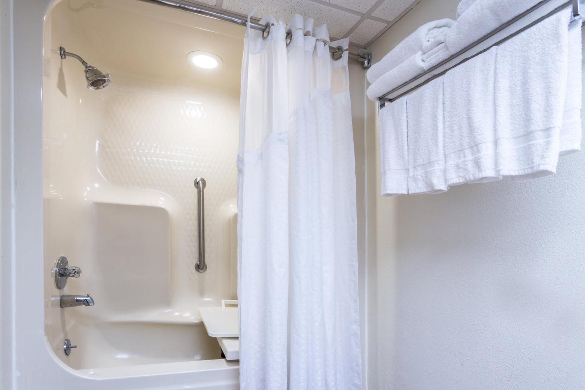 Queen Room with Two Queen Beds - Mobility Access Tub/Non-Smoking - Photo 4