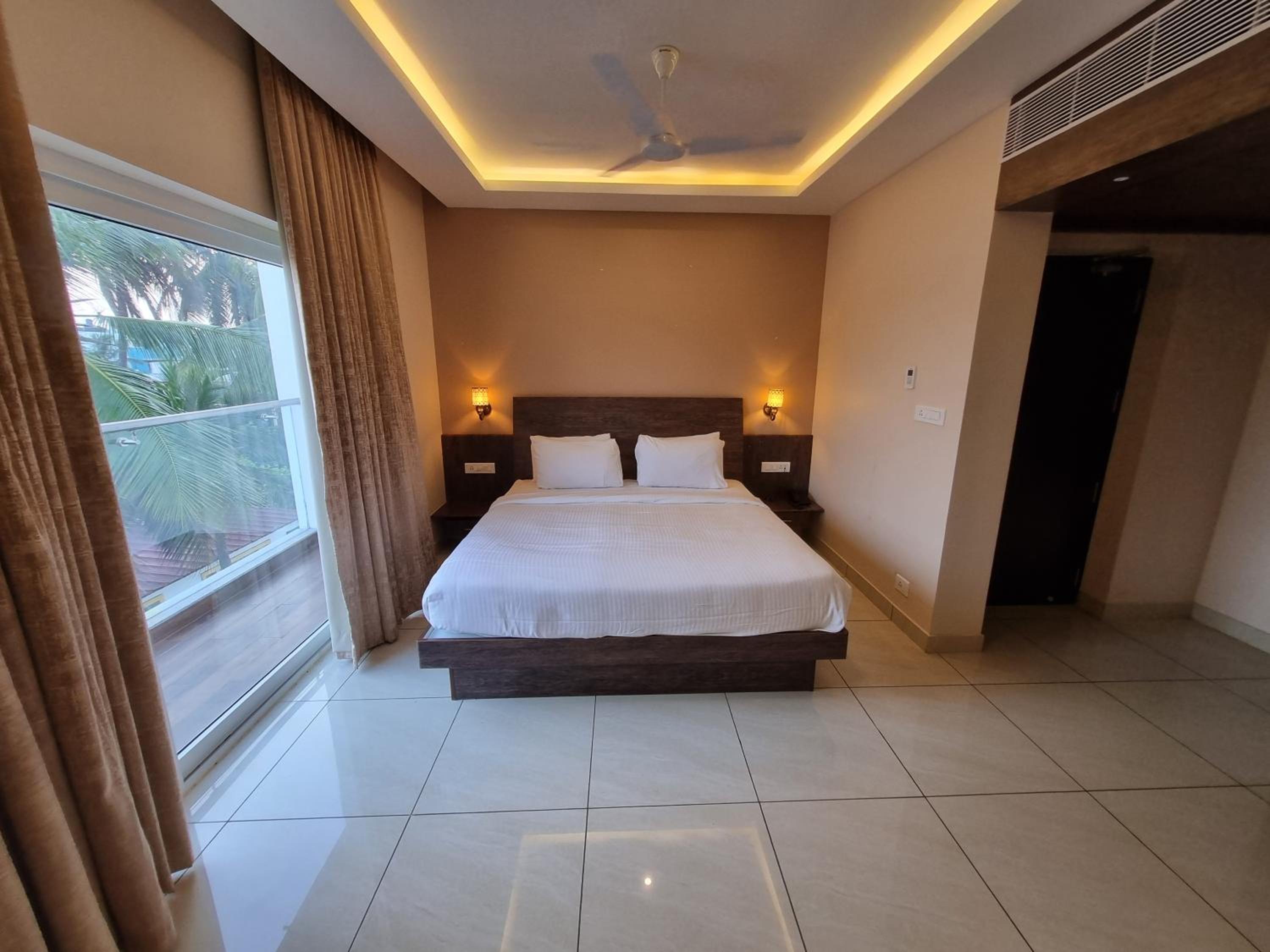 Deluxe Double Room with Balcony photo 1