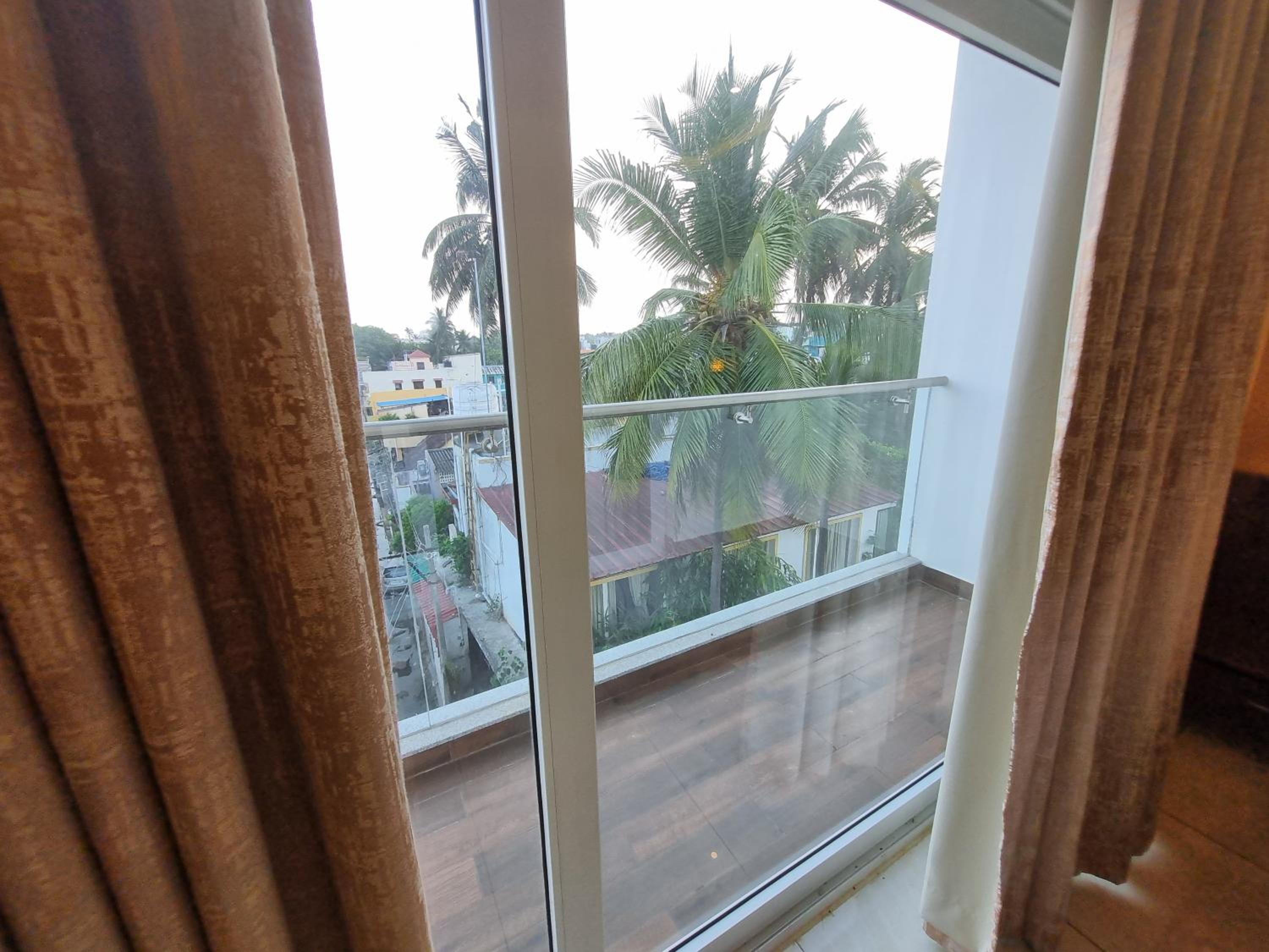 Deluxe Double Room with Balcony photo 2