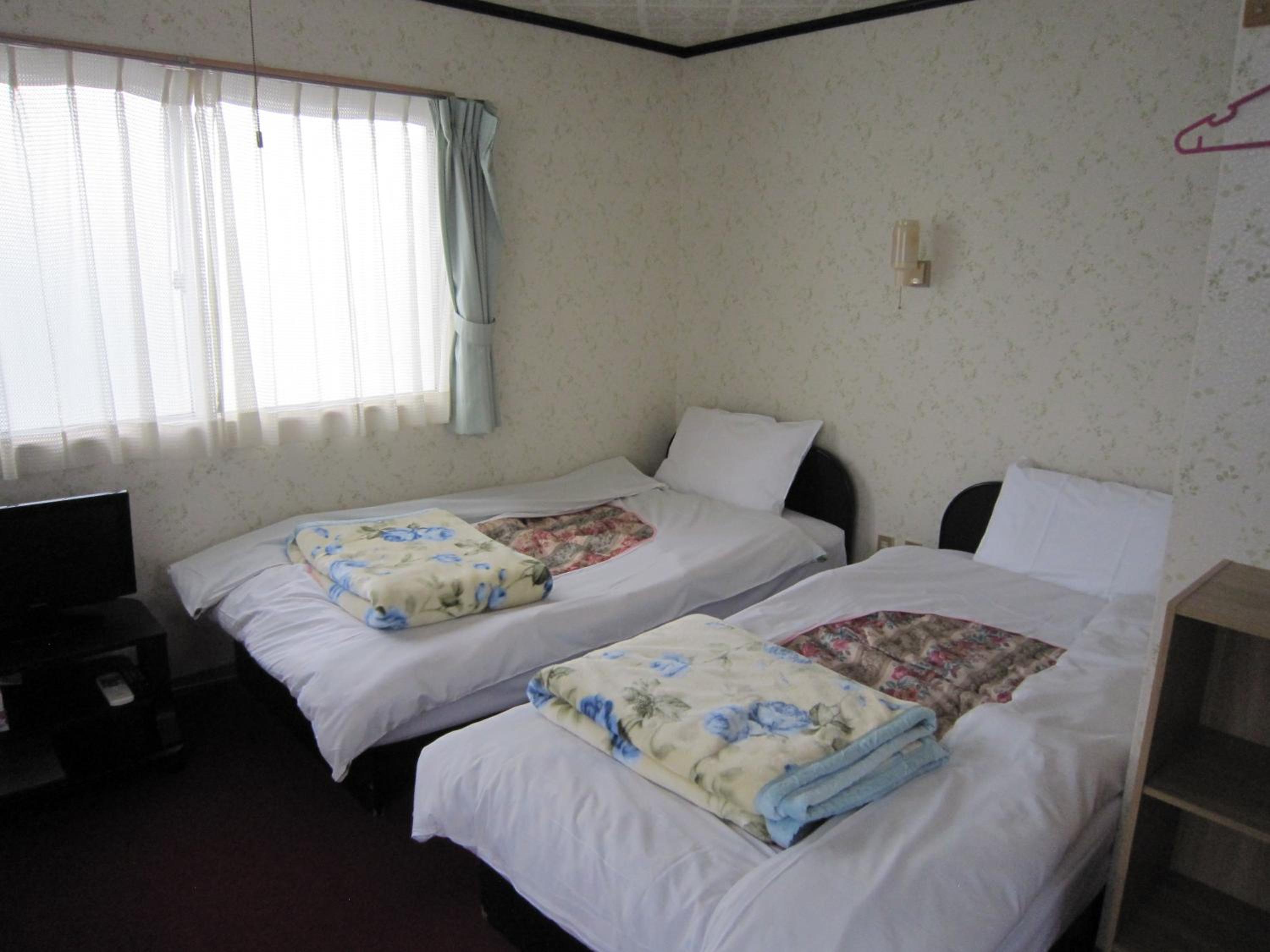 Standard Twin Room with Shared Bathroom photo 1