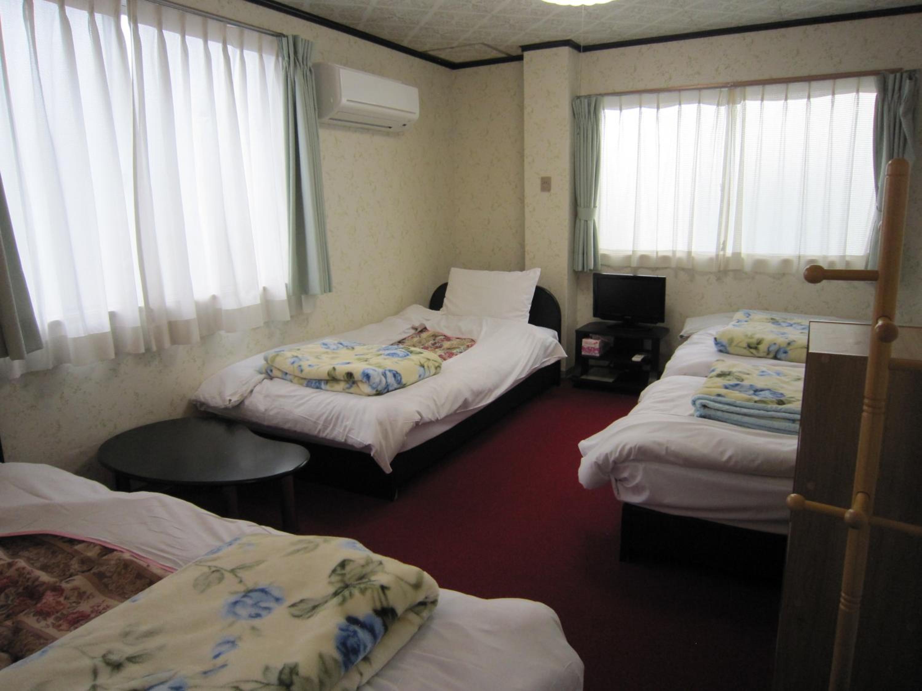 Quadruple Room with Shared Bathroom photo 1