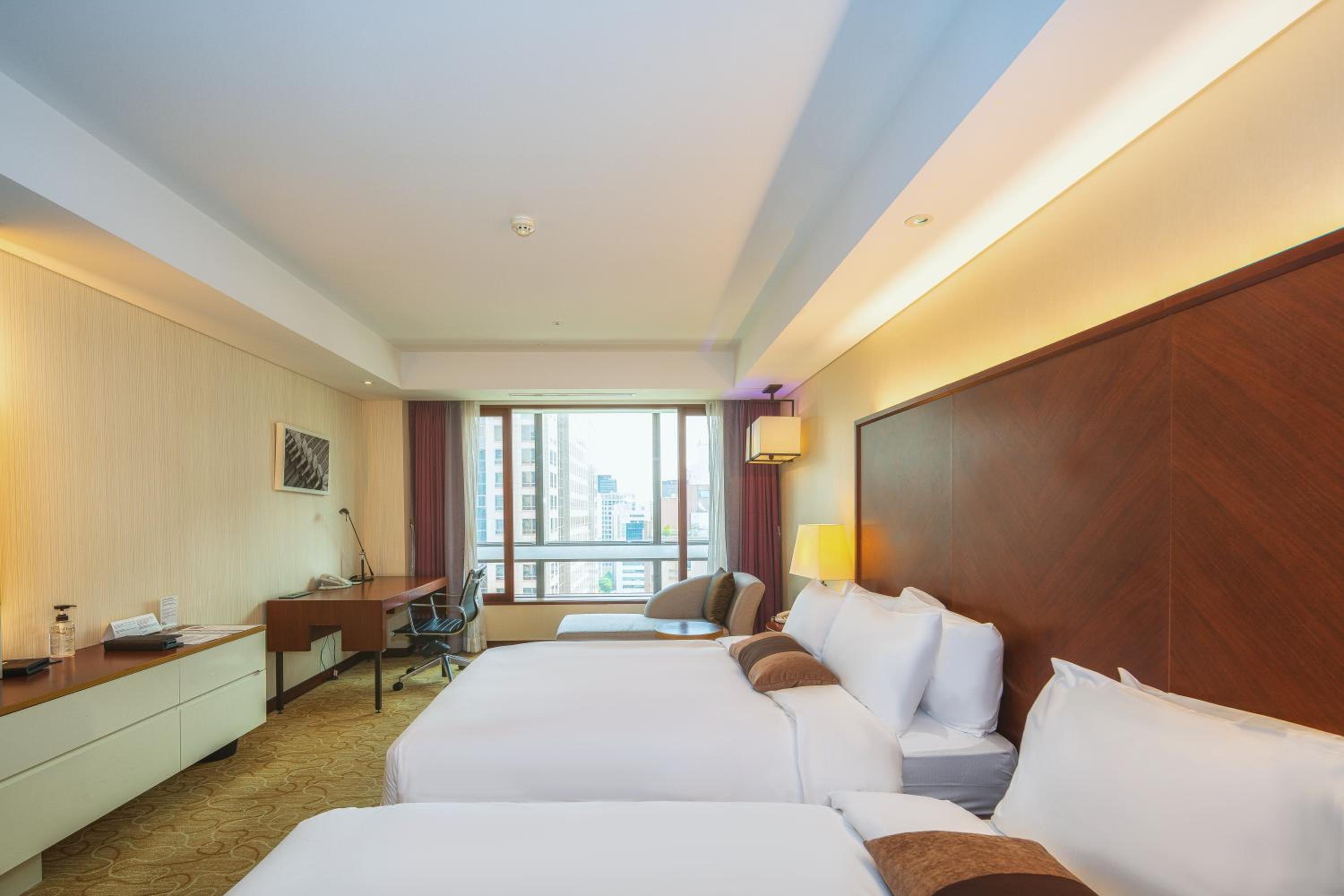 Deluxe Queen Room B