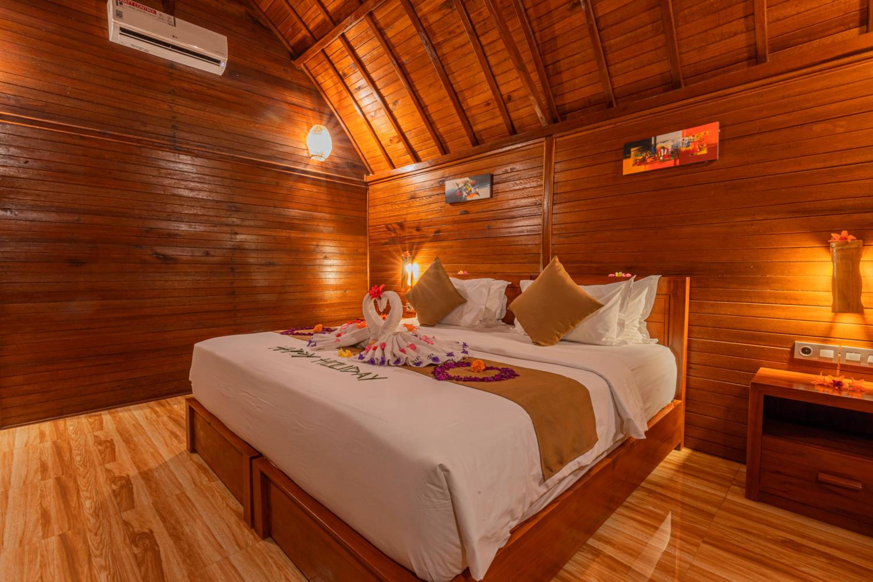 King Room with Balcony - Photo 11
