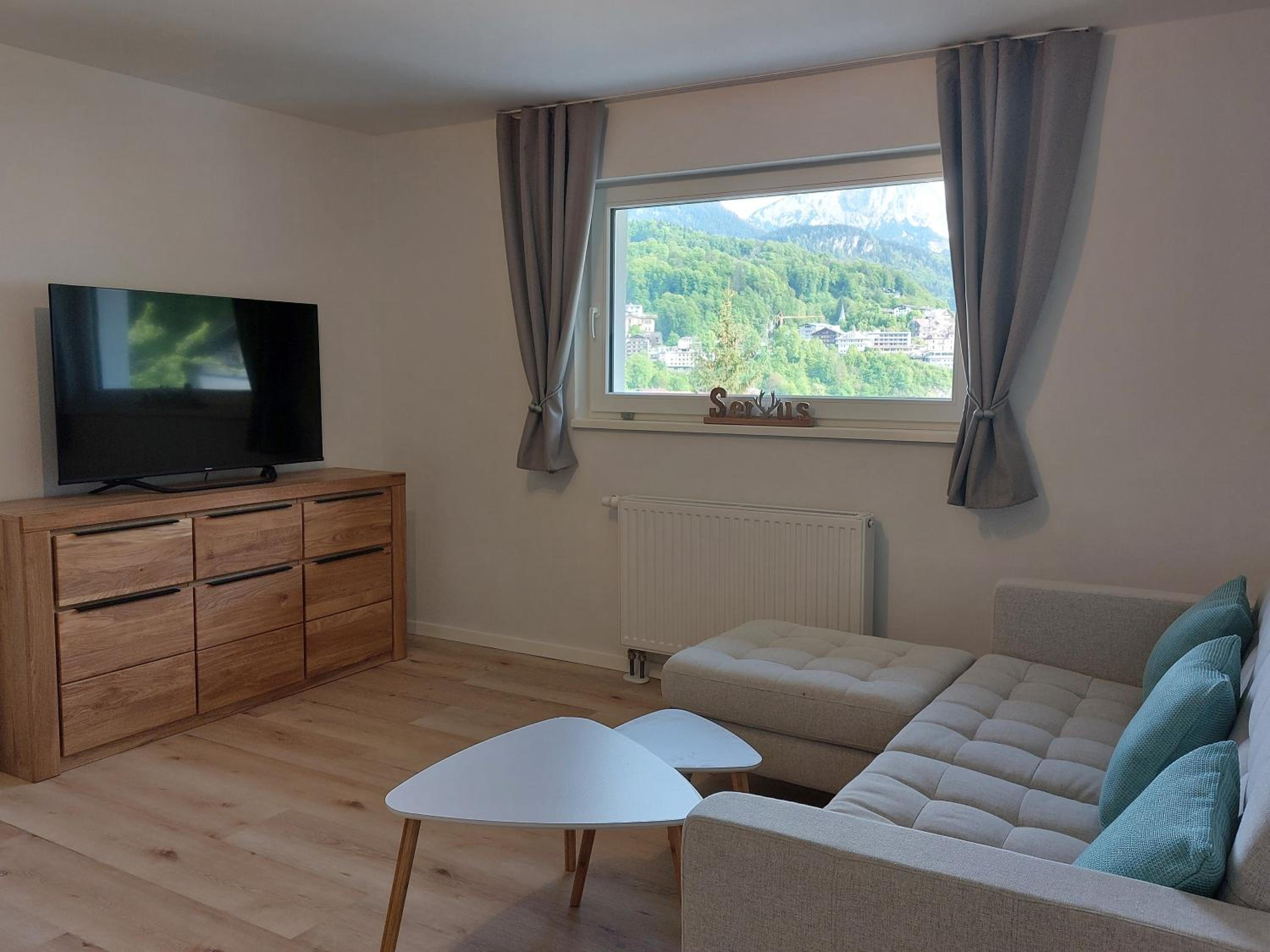 One-Bedroom Apartment with Balcony and Mountain View   photo 3