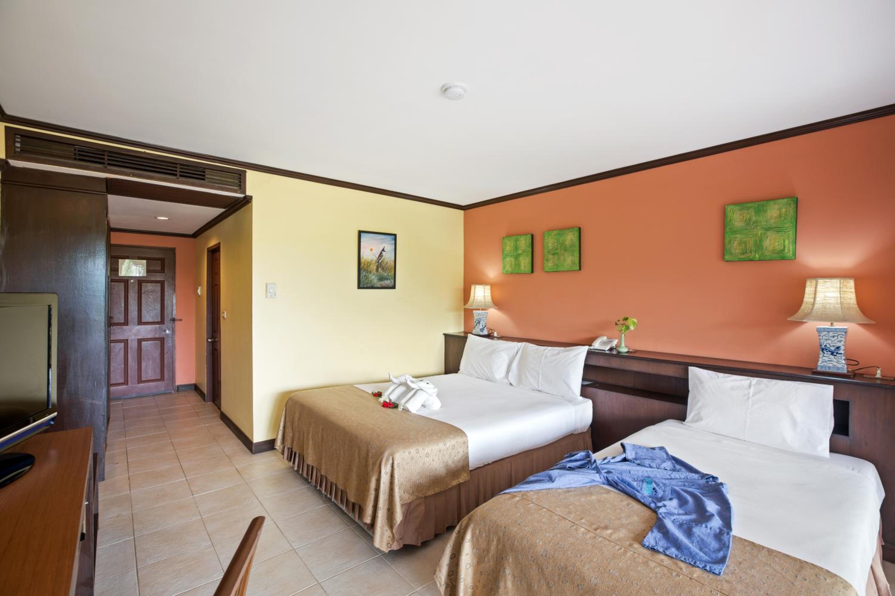 Hotel Room - Photo 2