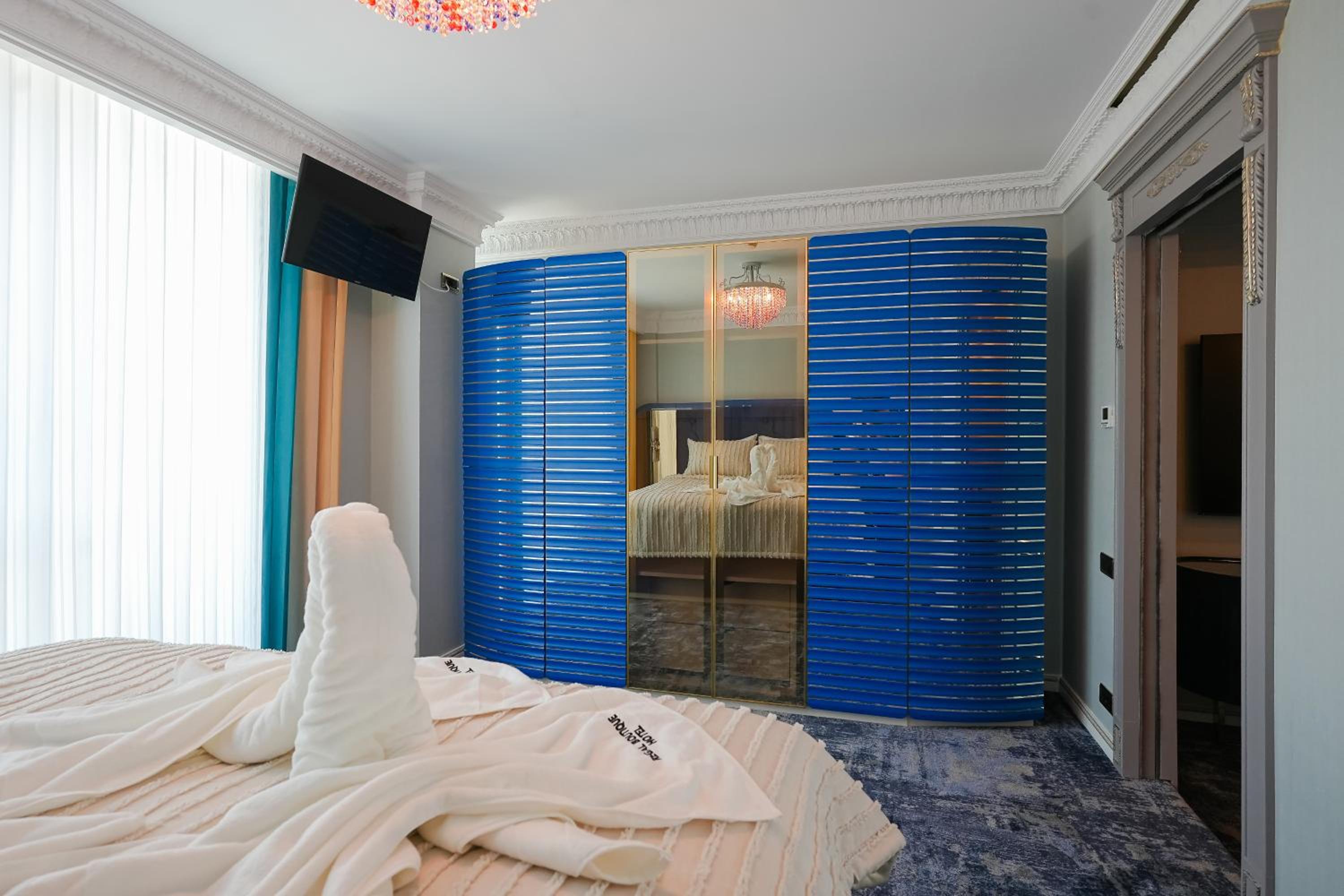 Deluxe Suite - Photo 12