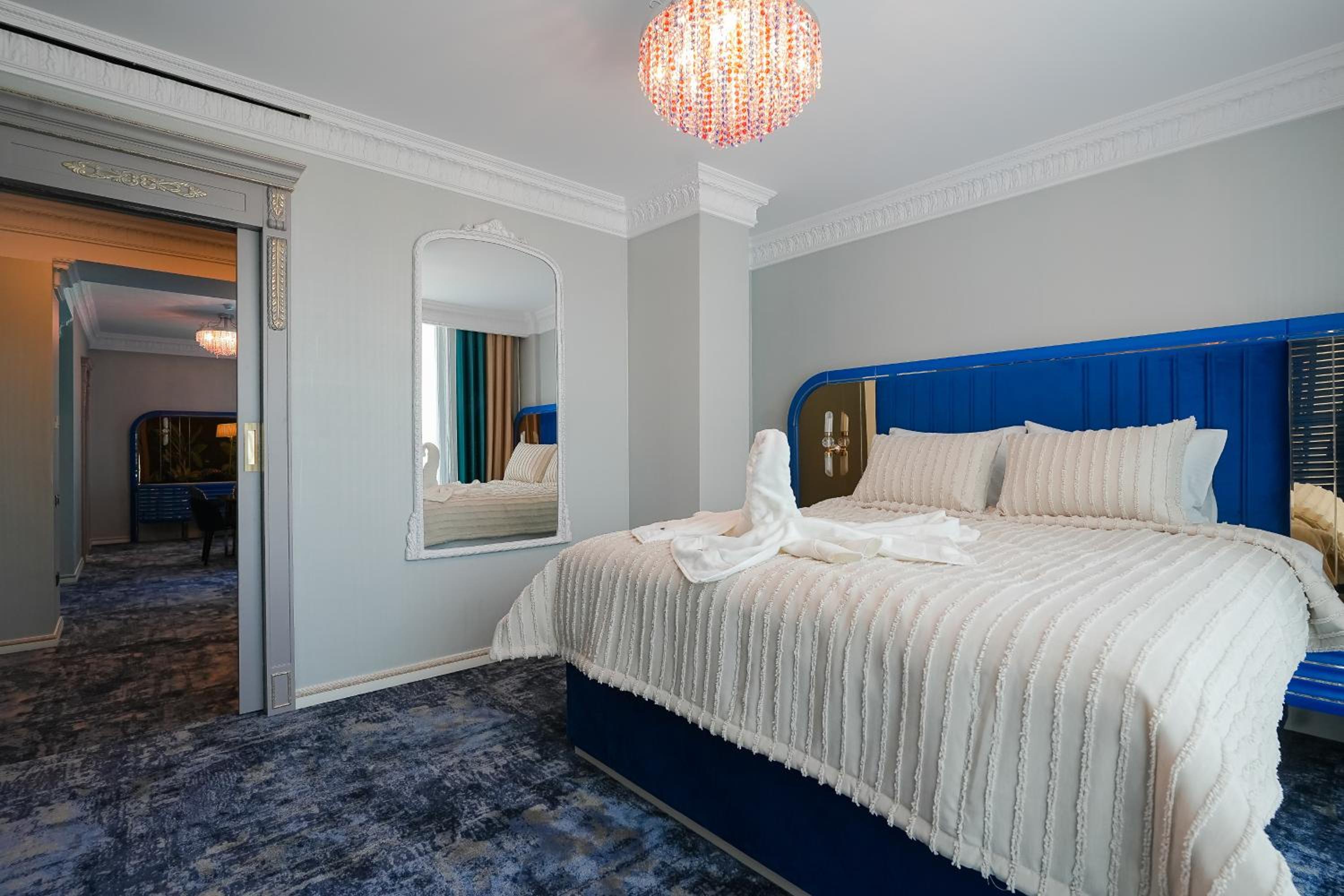 Deluxe Suite - Photo 11