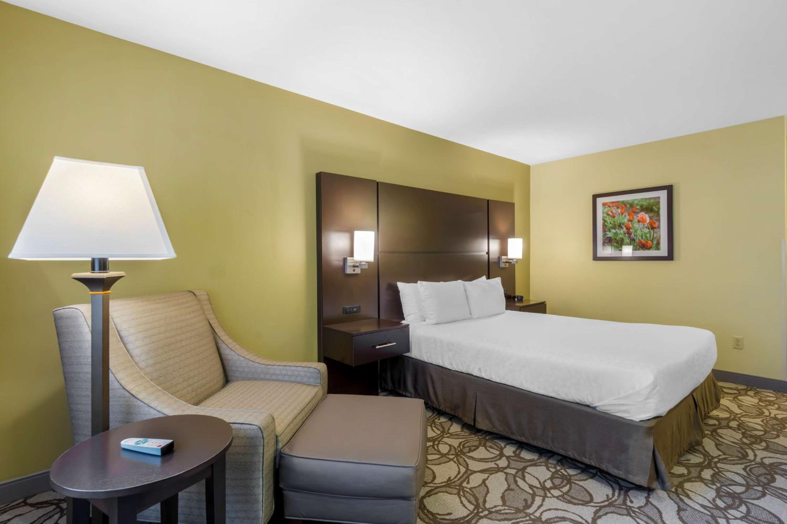 Queen Room with Golf Course View - Non-Smoking - Photo 2