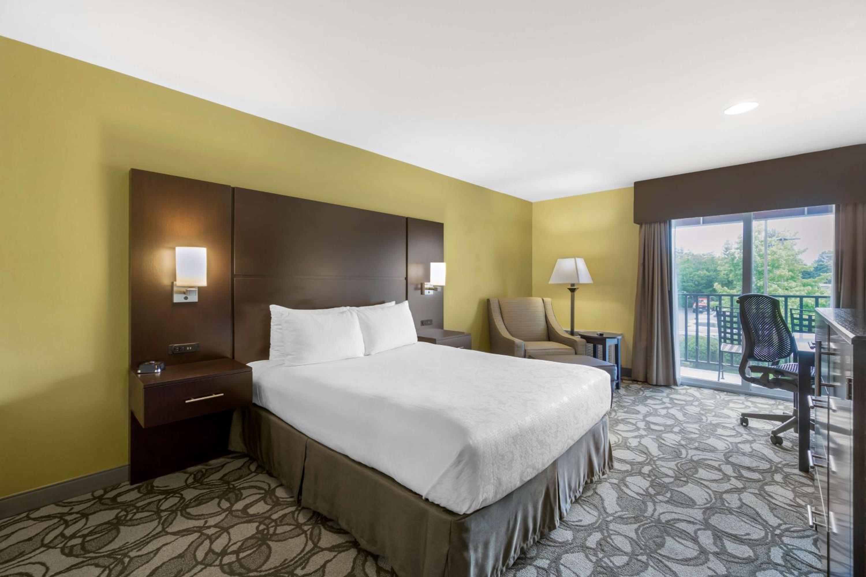 Queen Room with Golf Course View - Non-Smoking - Photo 6