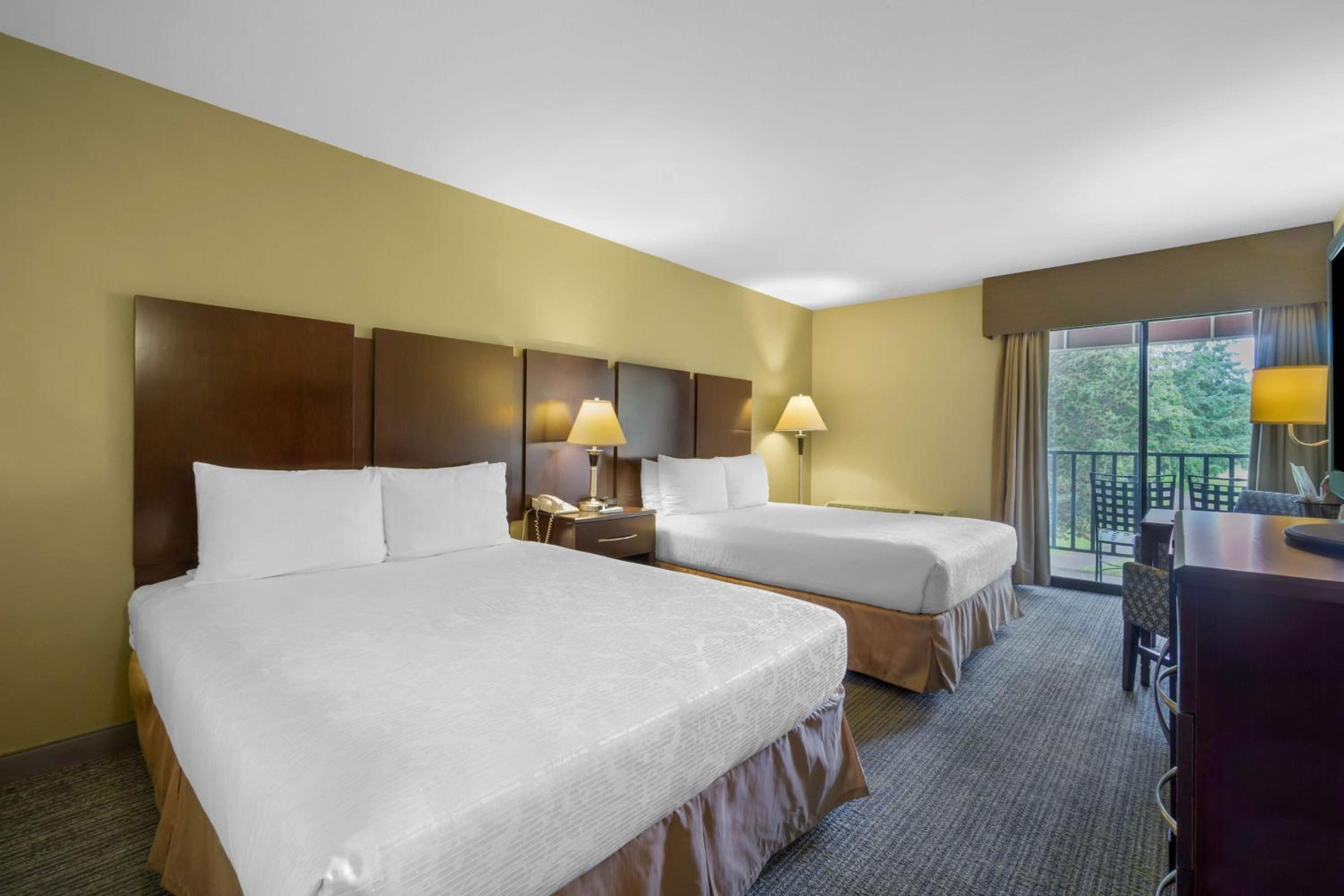 Queen Room with Two Queen Beds, Balcony and Golf Course View - Non-Smoking - Photo 1