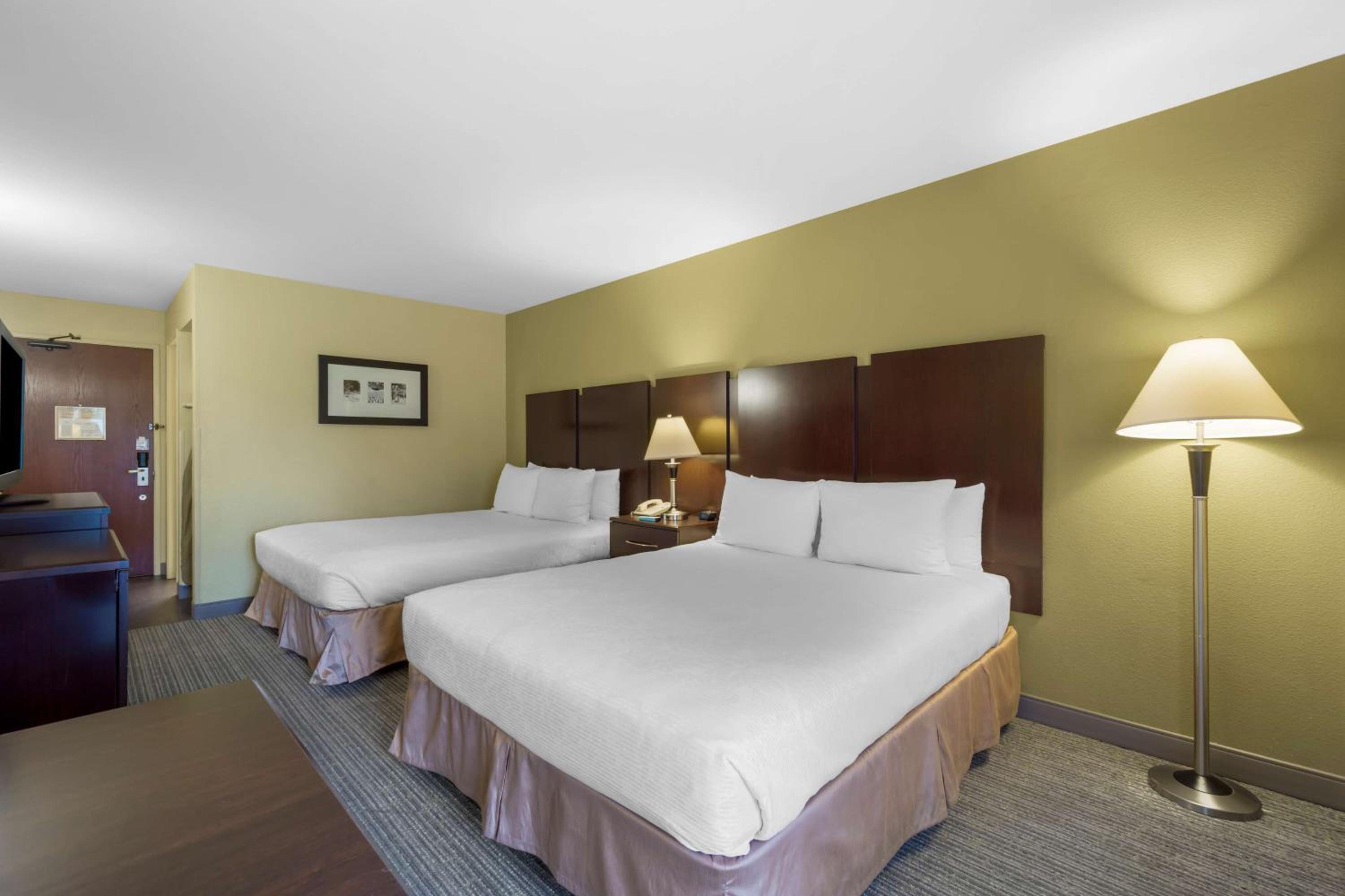 Queen Room with Two Queen Beds and Golf Course View - Non-Smoking - Photo 5
