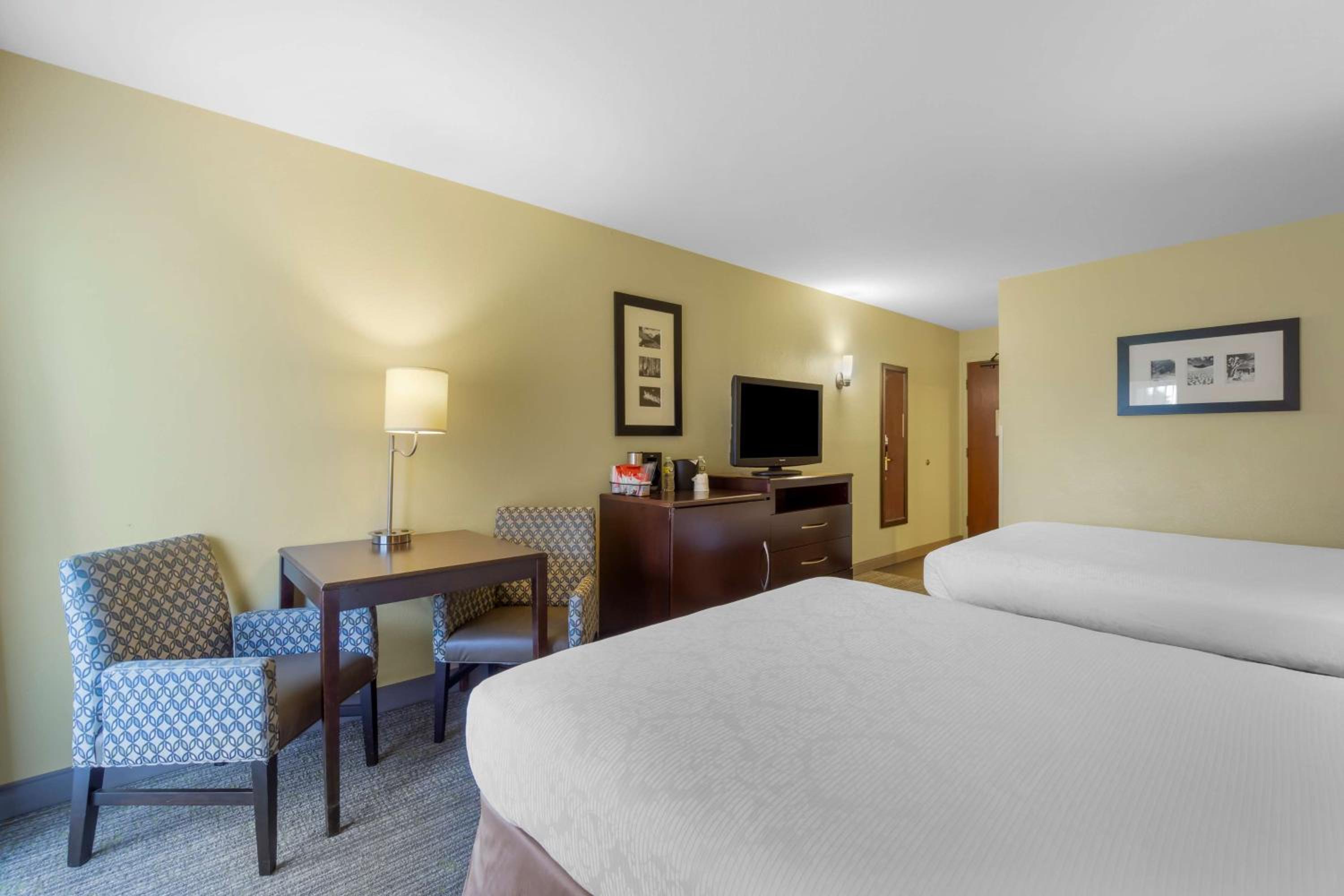 Queen Room with Two Queen Beds and Golf Course View - Non-Smoking - Photo 4