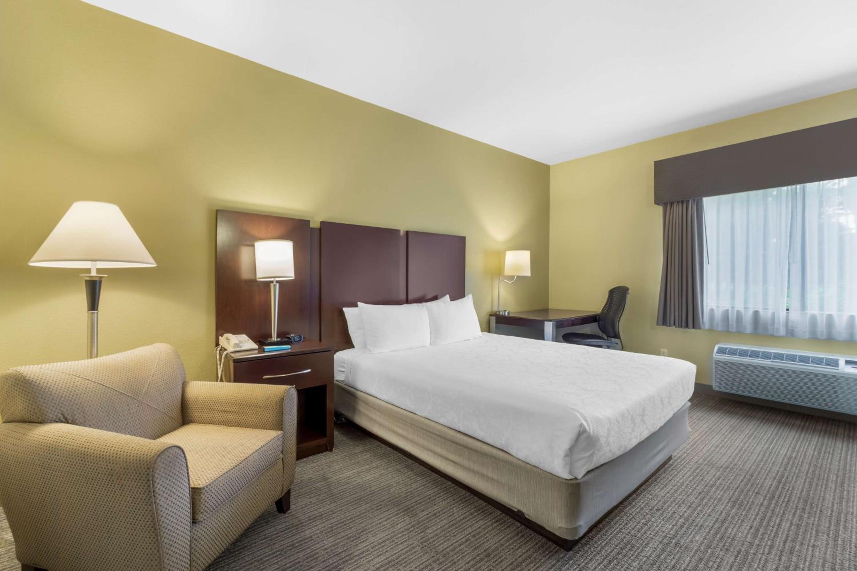 Queen Room with Roll-In Shower - Mobility Access - Photo 2