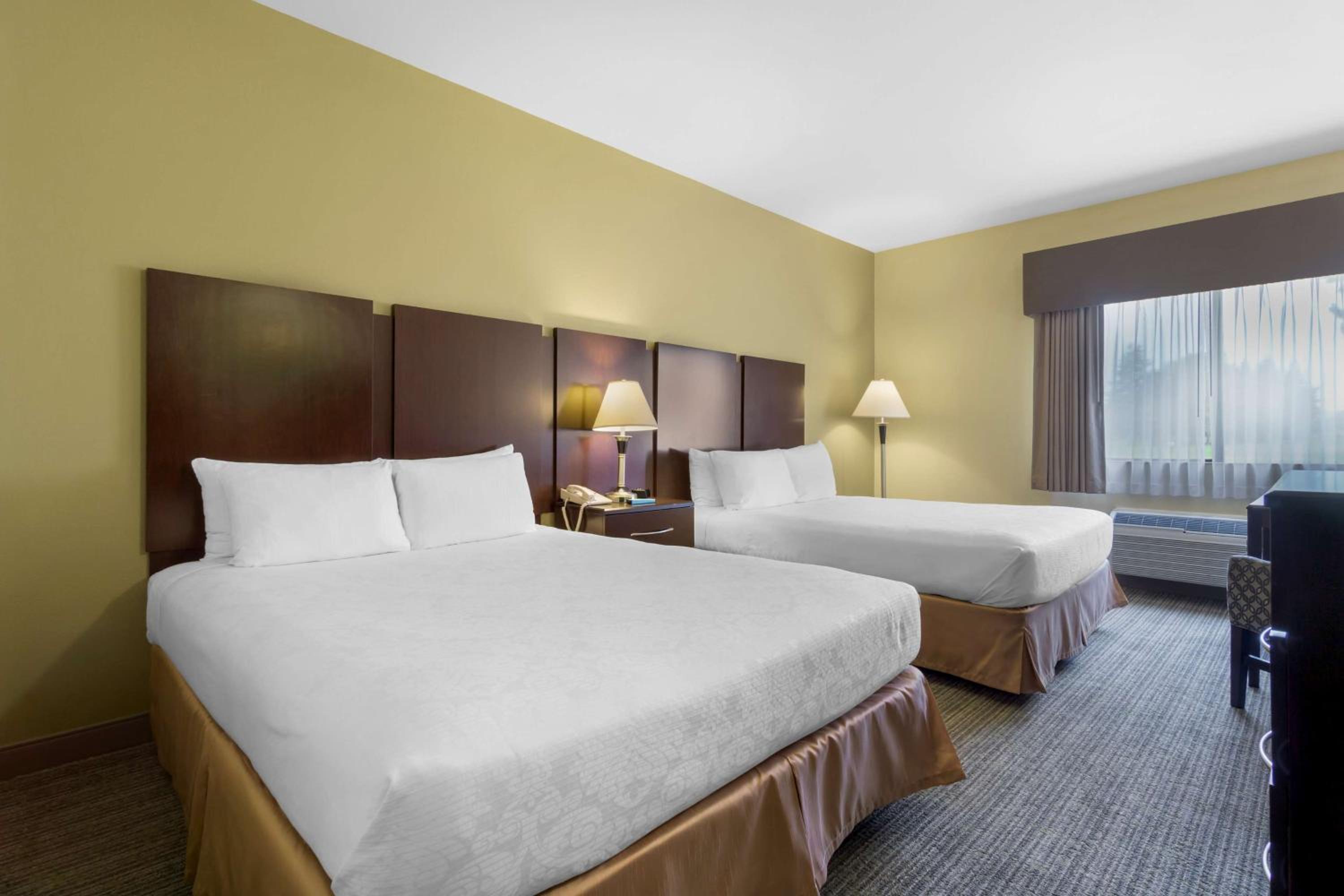 Queen Room with Two Queen Beds and Golf Course View - Non-Smoking - Photo 1