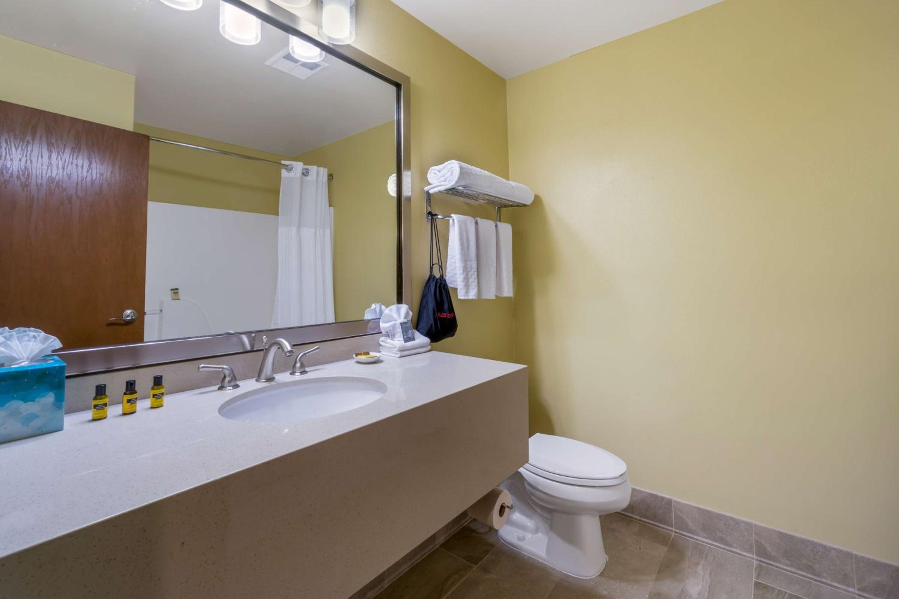 Queen Room with Golf Course View - Non-Smoking - Photo 7