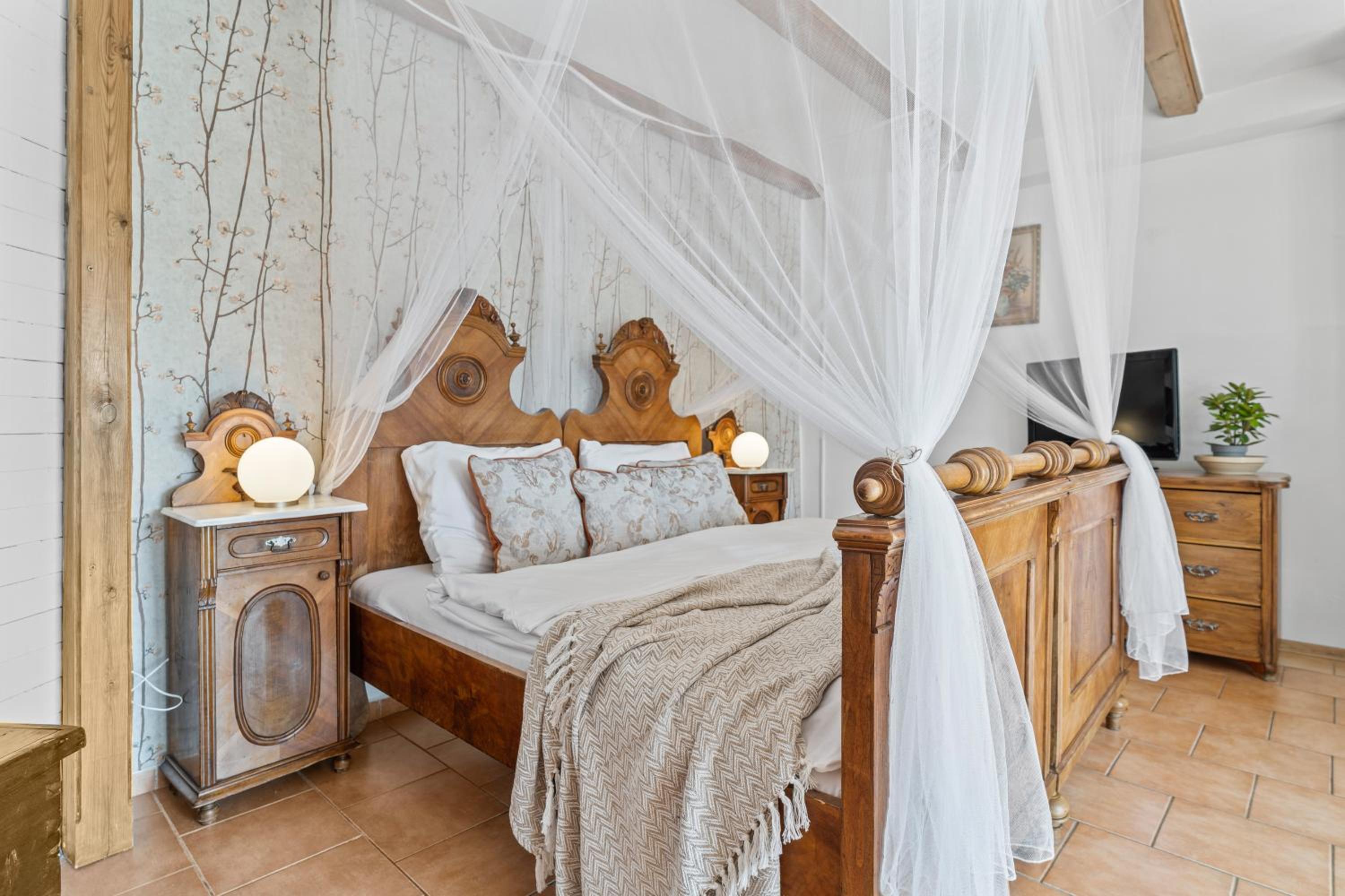 Queen Room photo 1