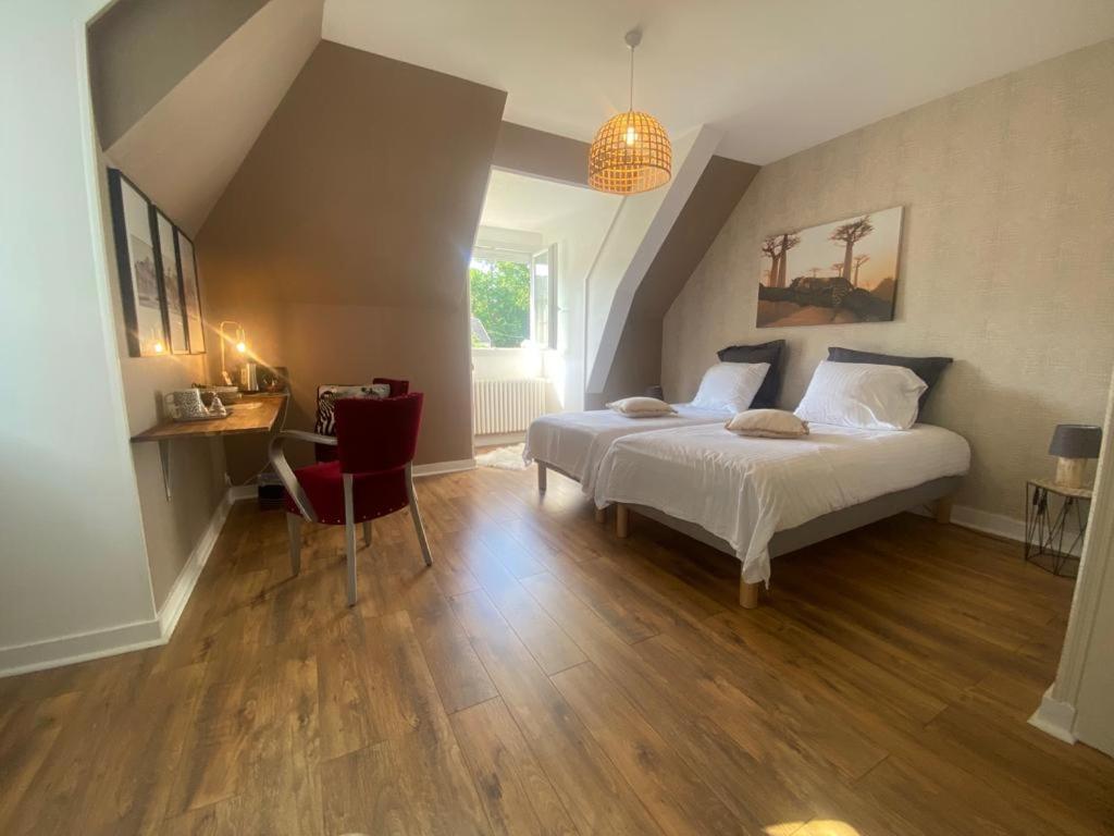Double Room with Pool View - Photo 4
