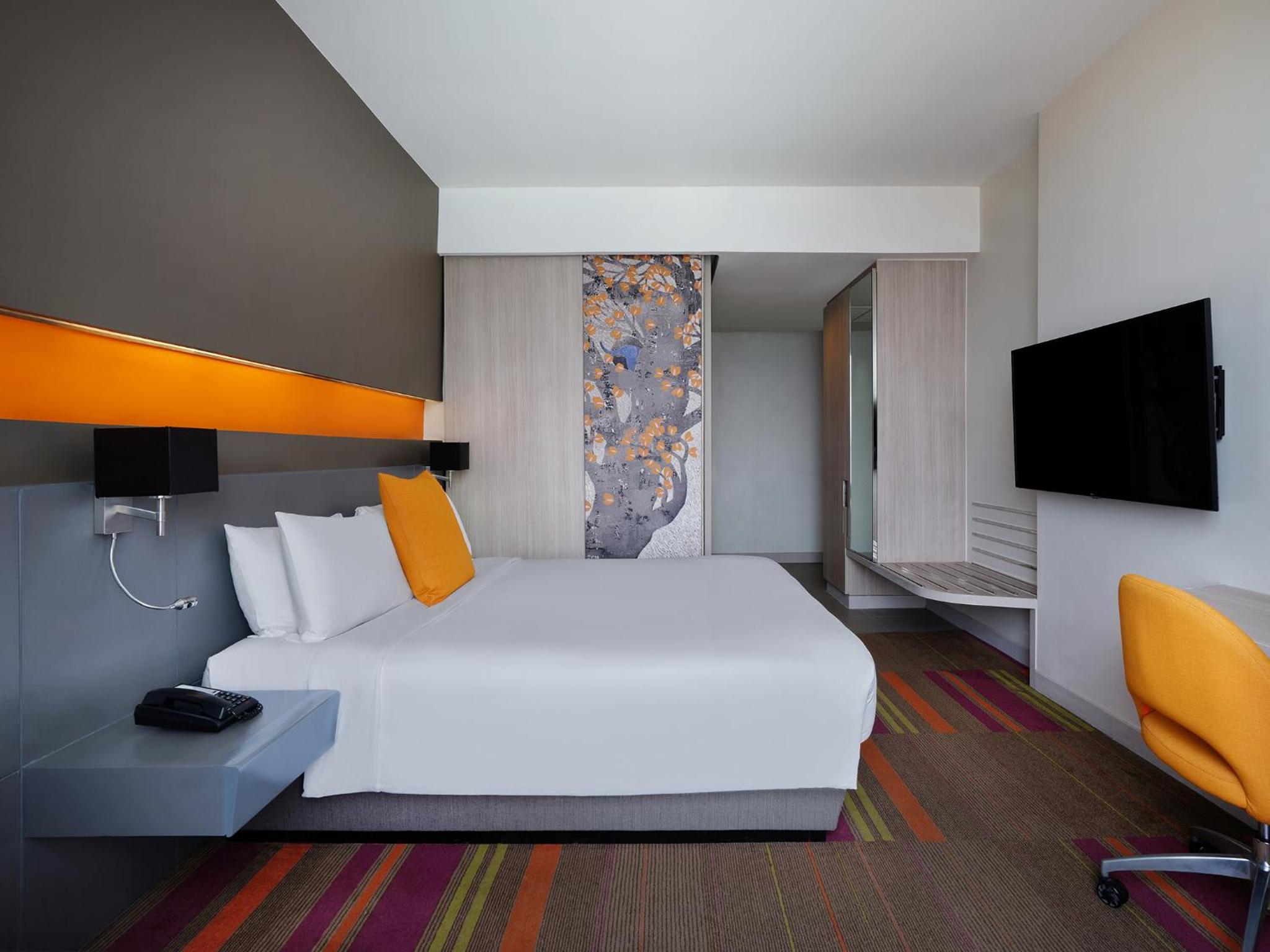 Deluxe Room with 1 queen bed, High floor
