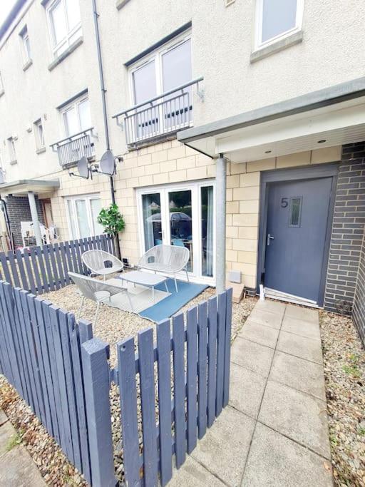 Five-Bedroom House photo 2