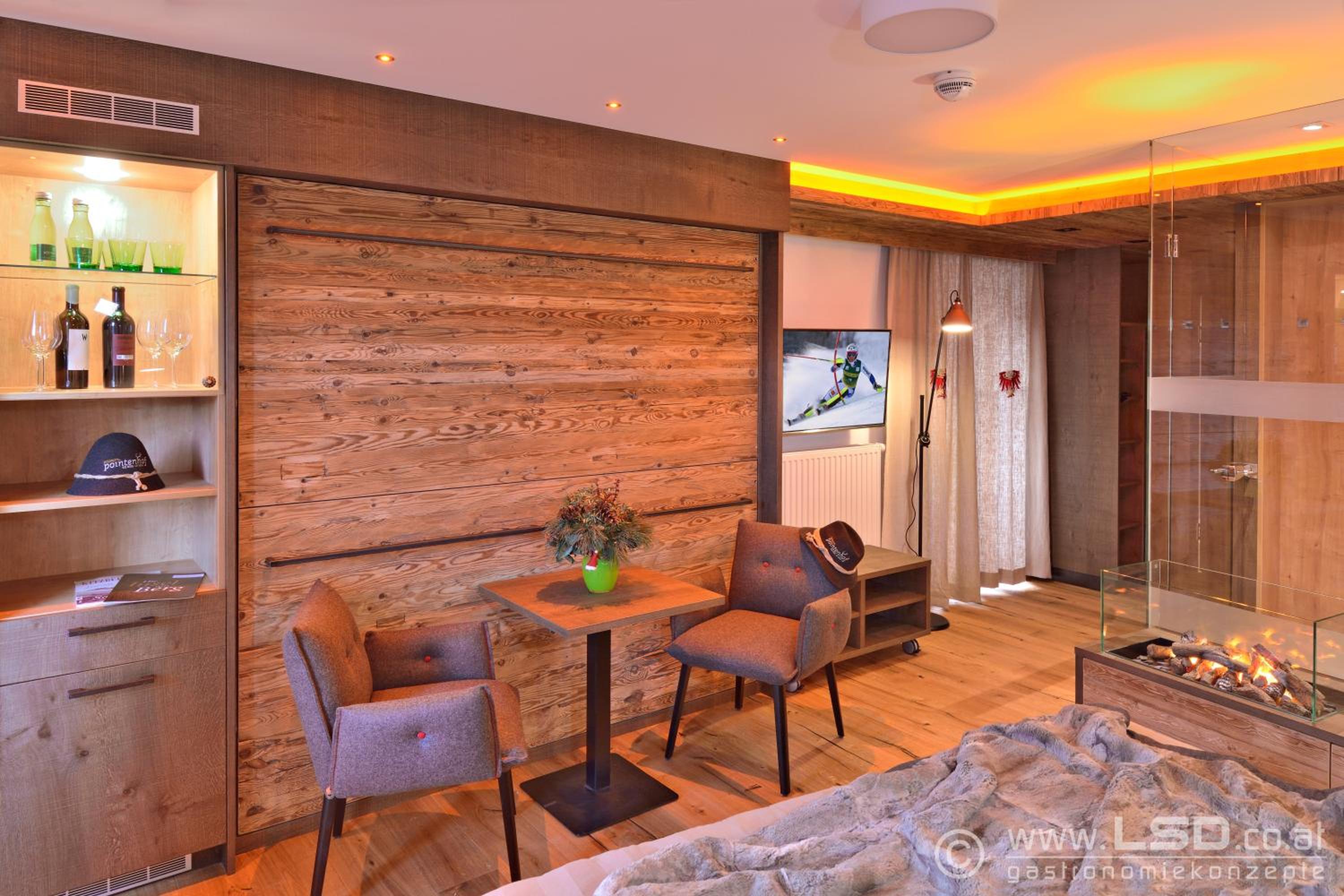 Deluxe Double Room with Balcony photo 3