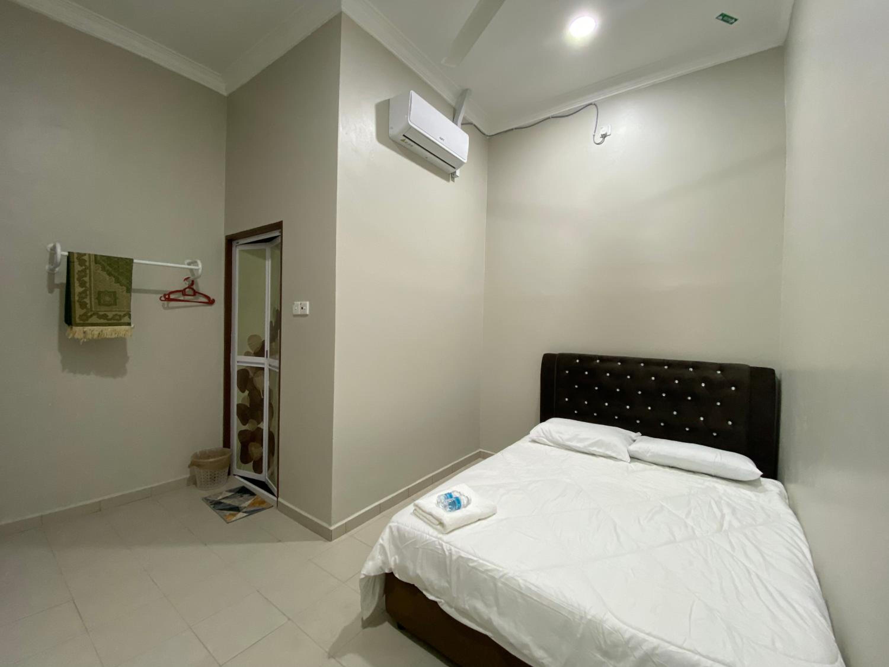 Queen Room photo 2