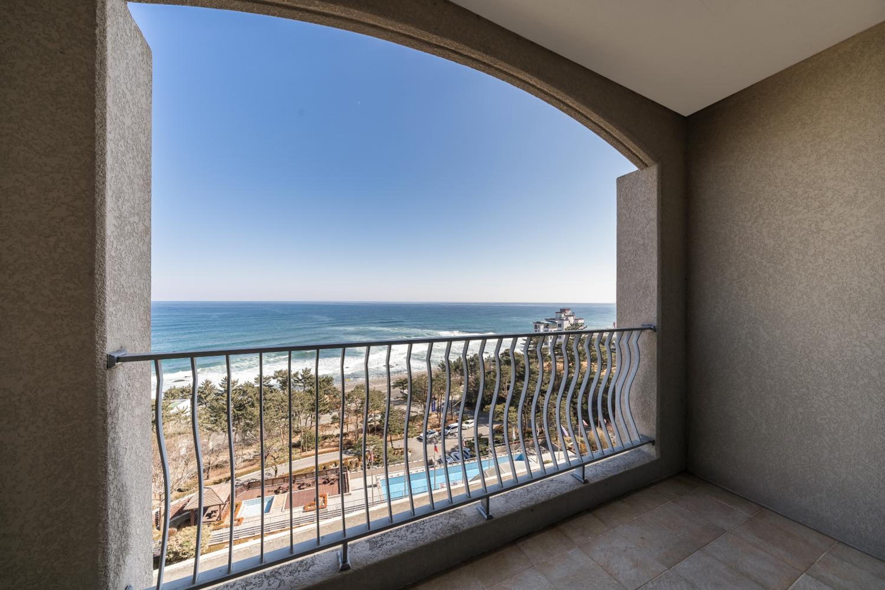 Deluxe Twin Room with Sea View - Photo 8
