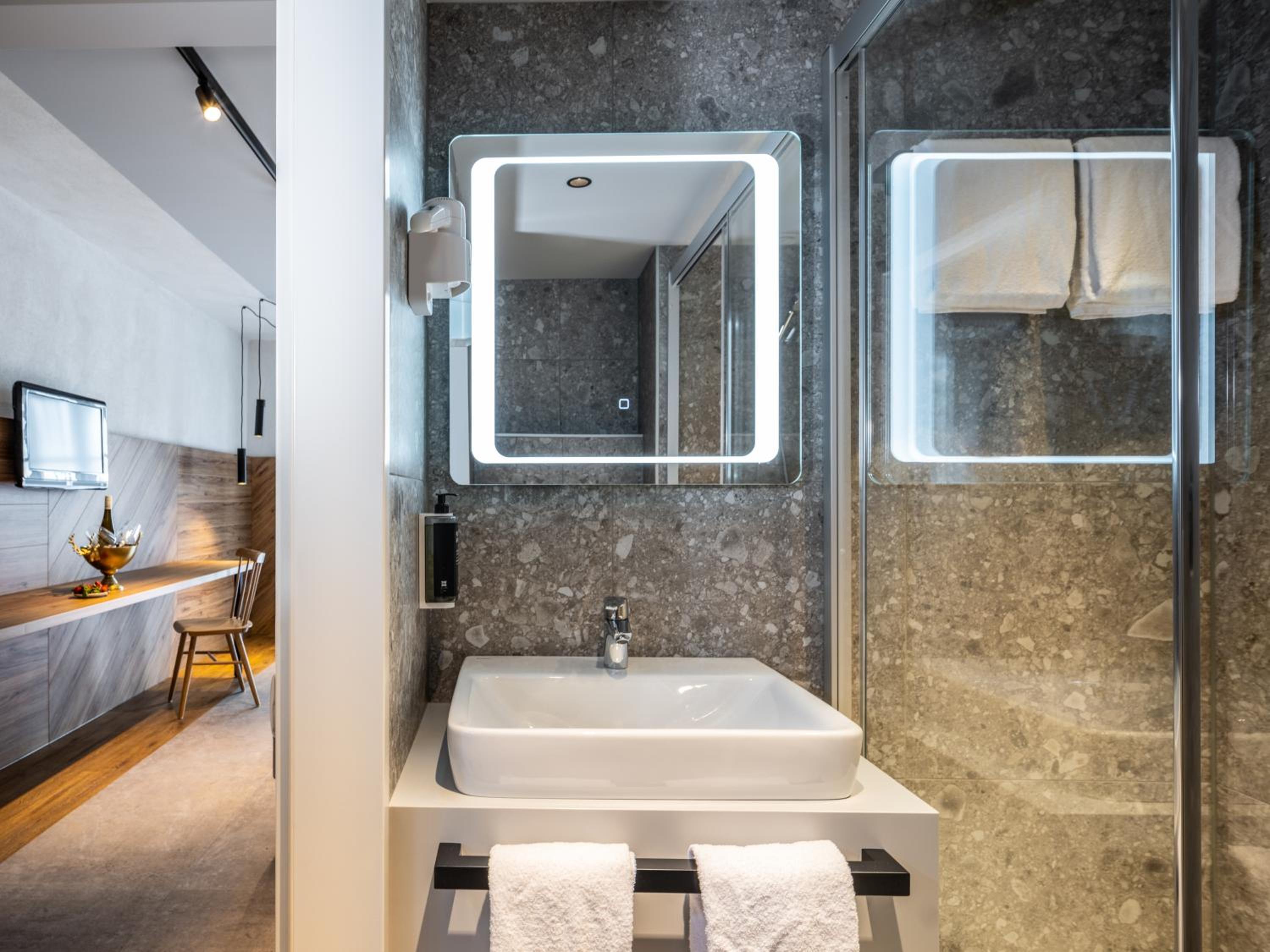 Standard Twin Room - Photo 9