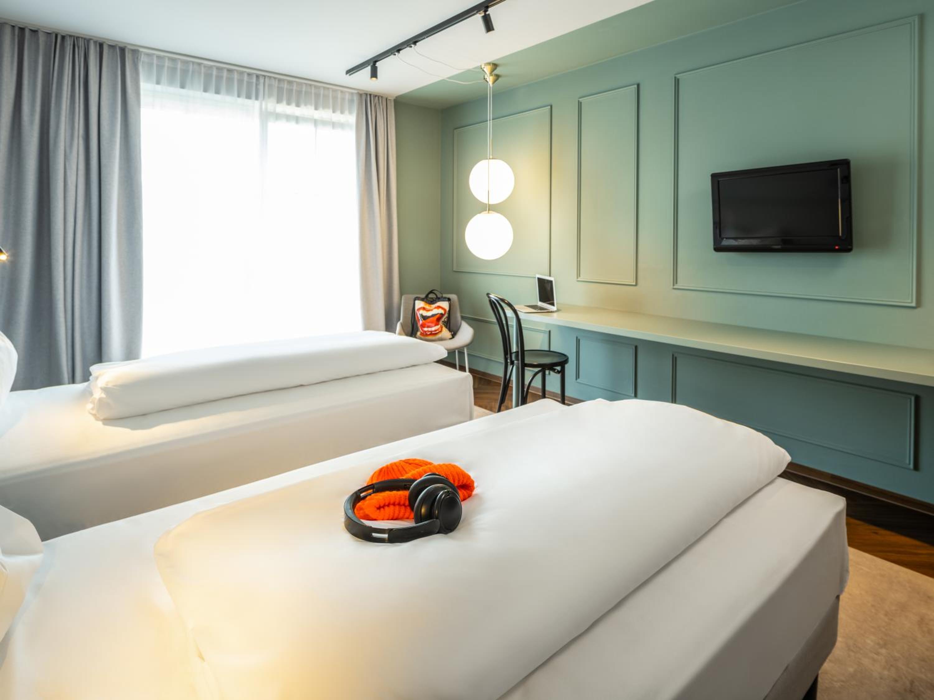 Standard Twin Room - Photo 8