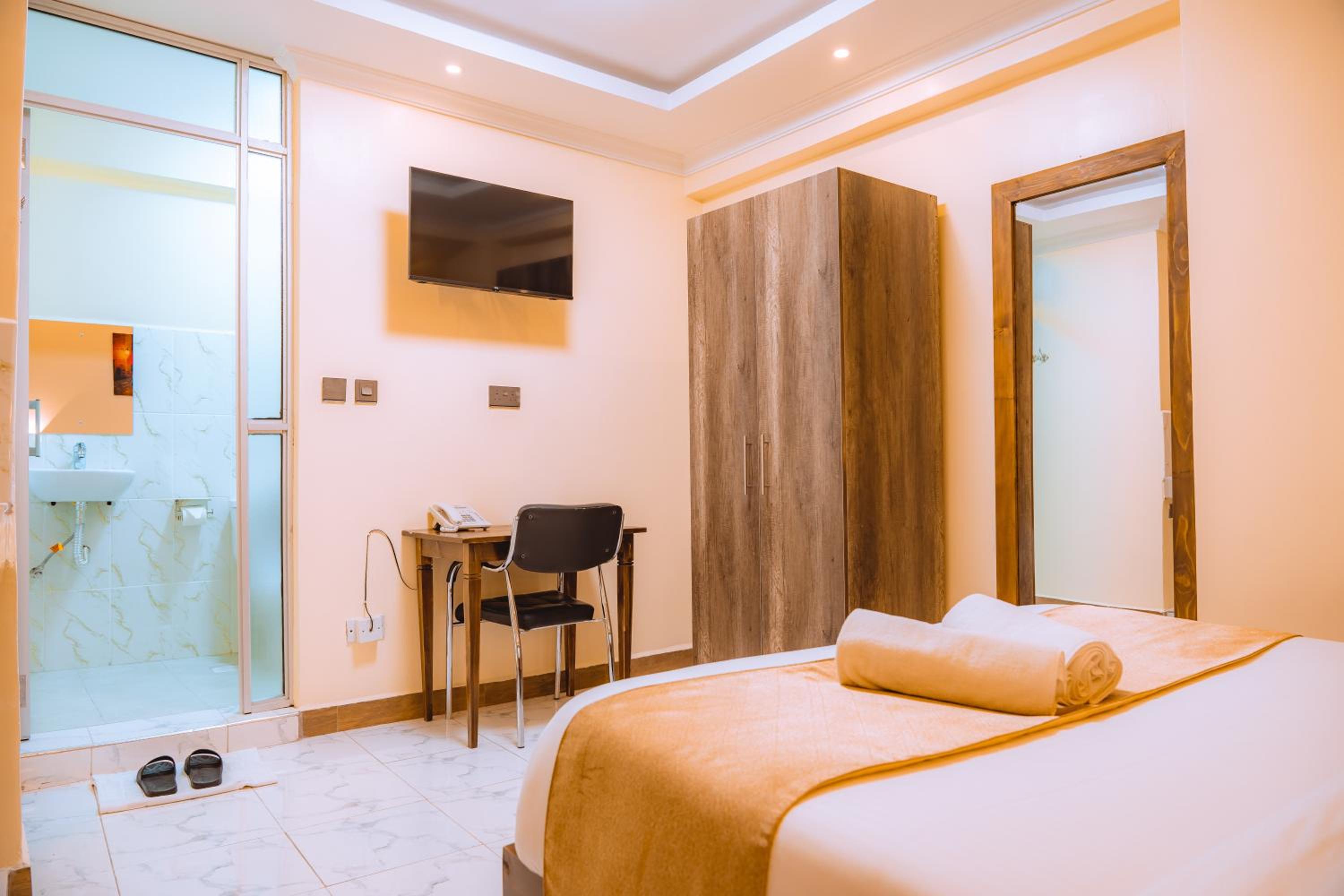 Deluxe King Room - Photo 6