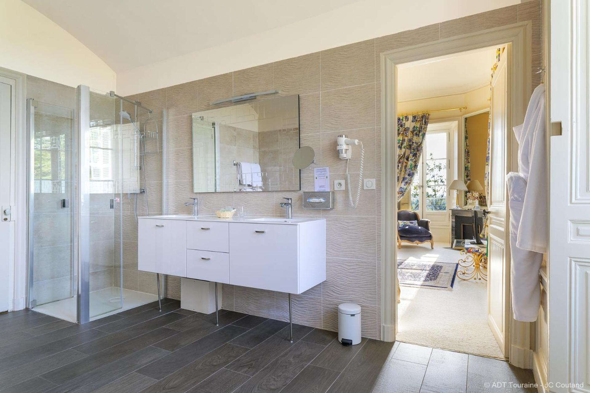 Deluxe Suite - Photo 7