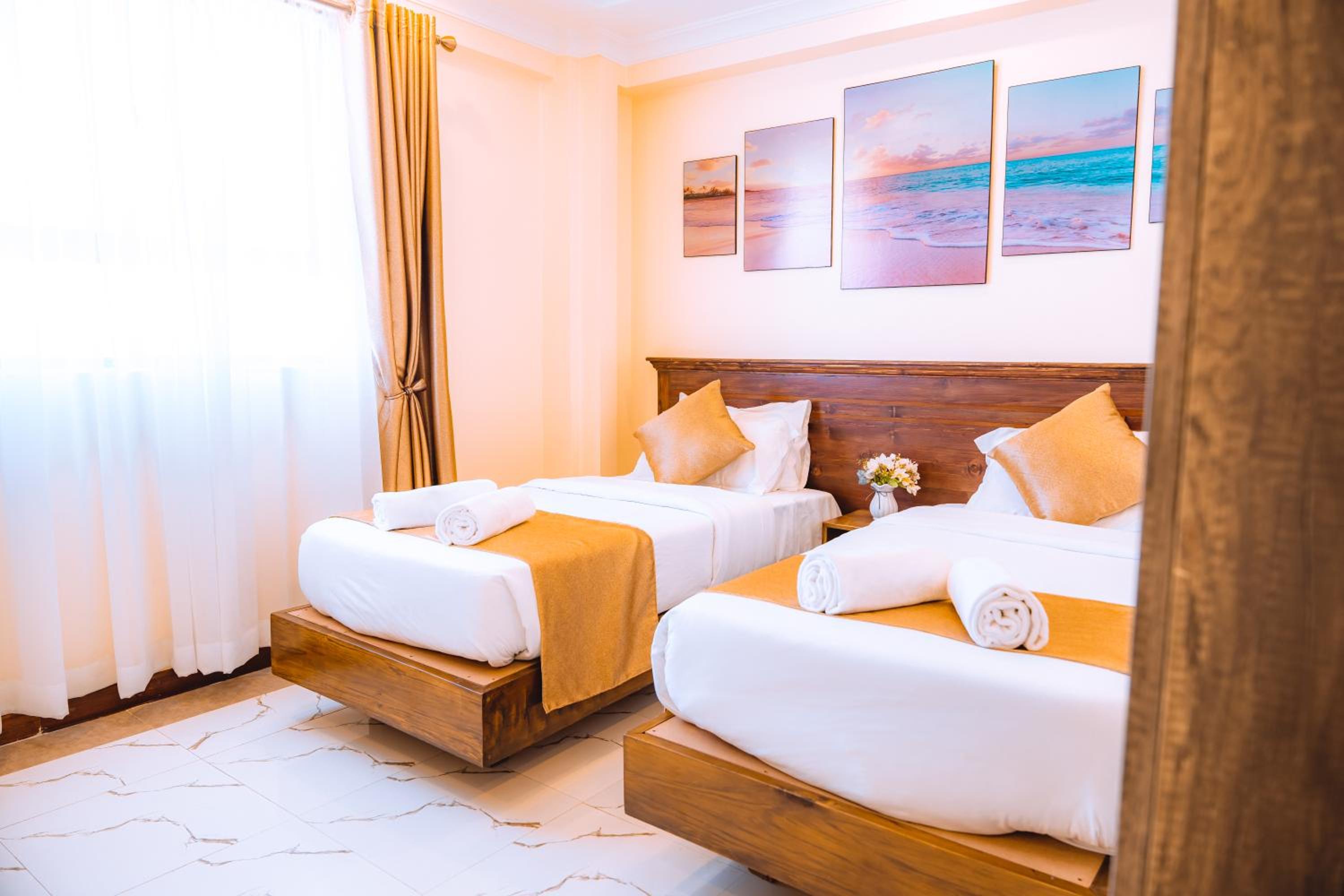 Large Twin Room - Photo 1