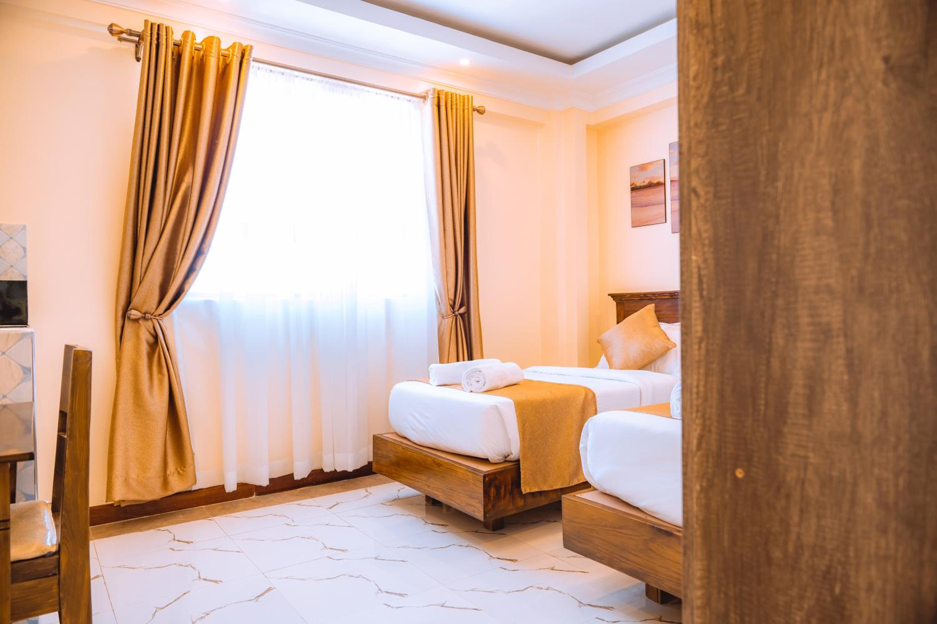 Large Twin Room - Photo 4